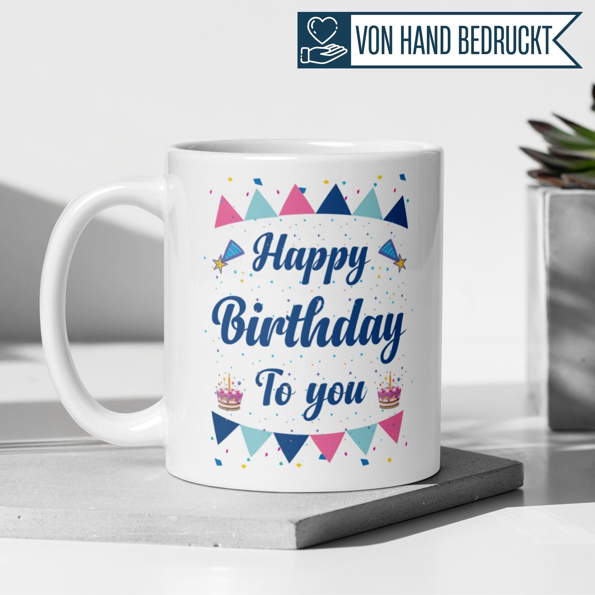 Momentals® Tasse Geburtstag mit bunten Wimpeln und dem Text 'Happy Birthday To You' auf hellen Hintergrund.