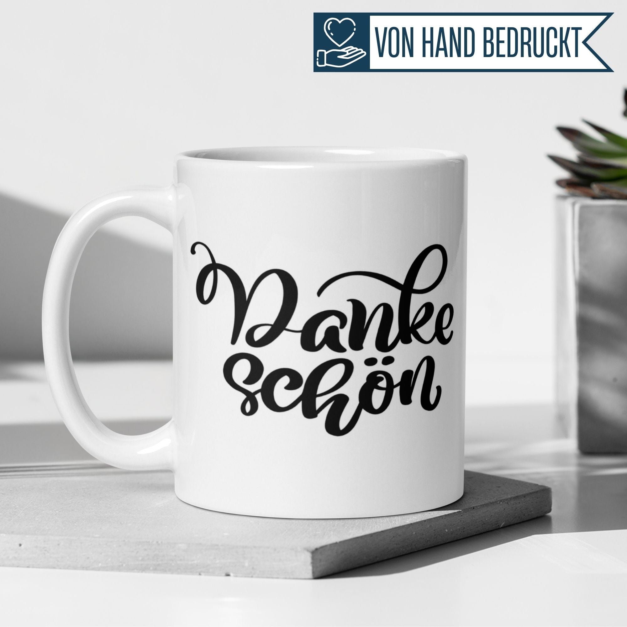 Elegante weiße Tasse mit handgeschriebenem Schriftzug 'Danke schön' im modernen Design.