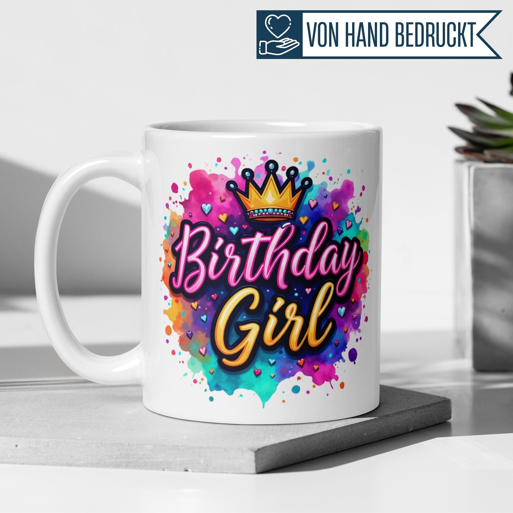 Bunte Tasse mit Aufschrift 'Birthday Girl' und Krone, perfekt für Geburtstagsfeier-Dekorationen.