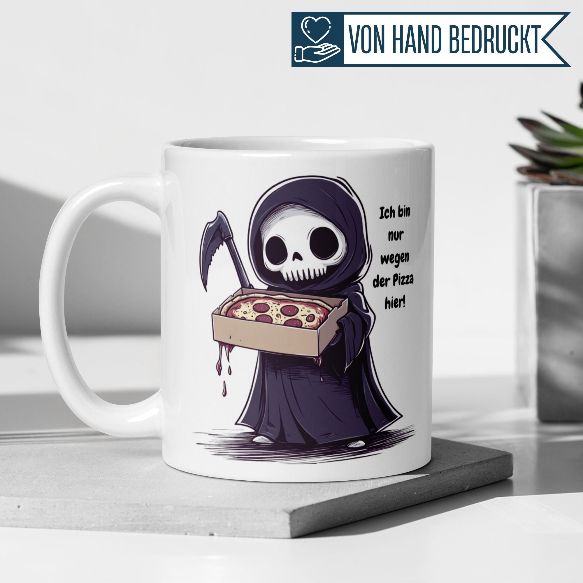 Momentals Tasse mit Sensenmann und Pizza, Spruch "Ich bin nur wegen der Pizza hier!" für humorvolle Büromomente.