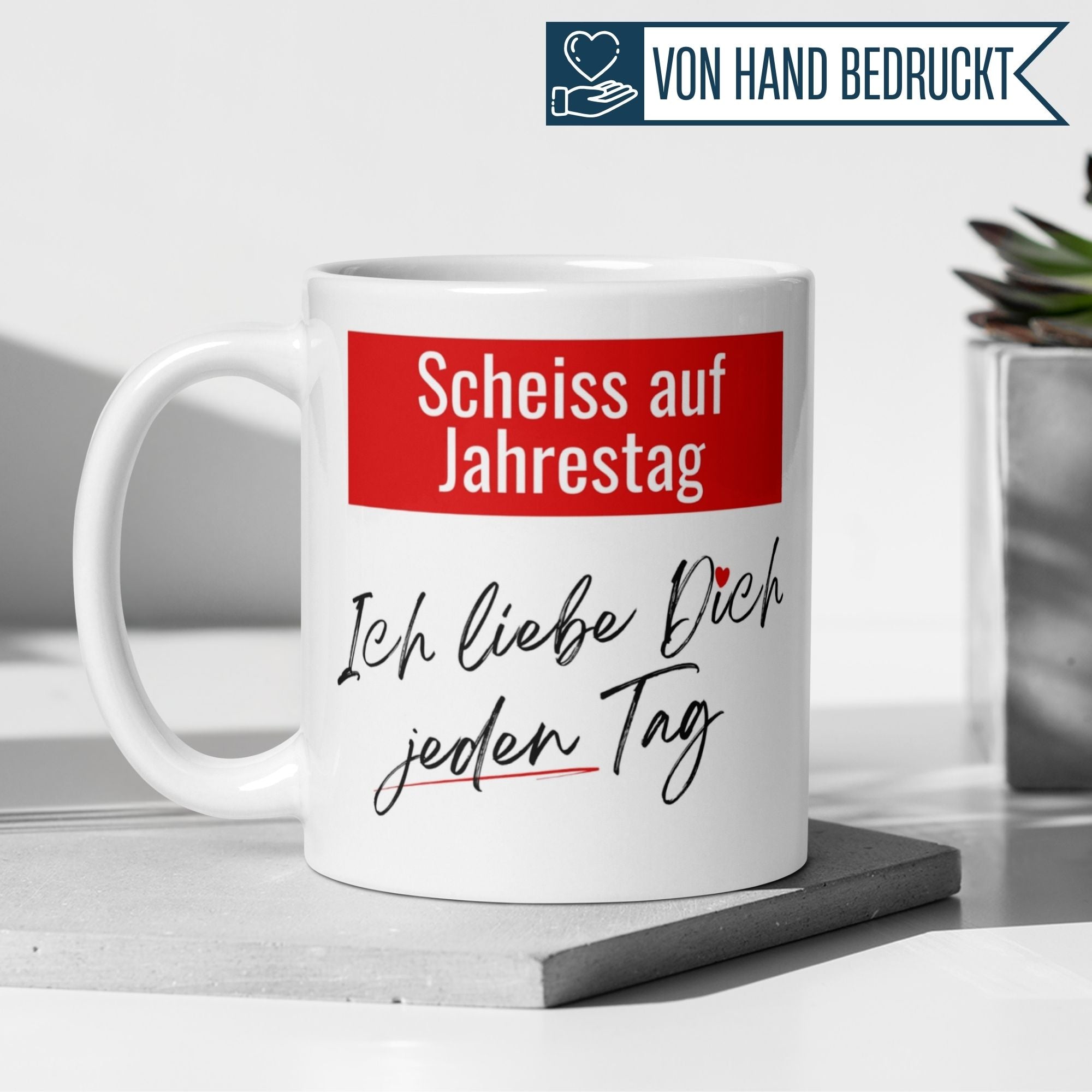Momentals® Tasse mit frechem Spruch: "Scheiss auf Jahrestag - Ich liebe dich jeden Tag" für tägliche Zuneigung.