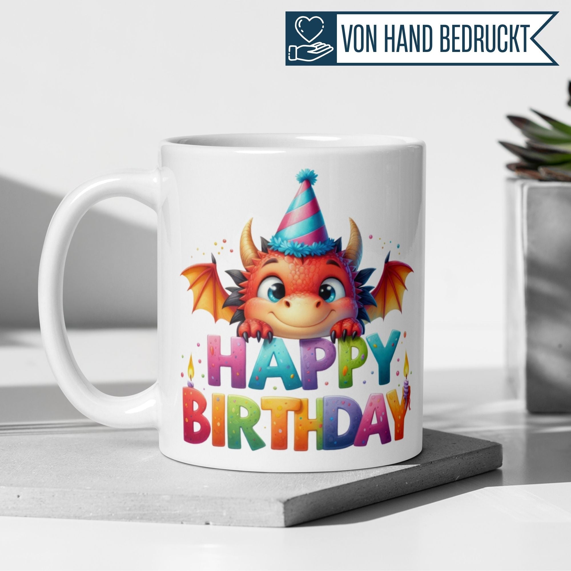 Momentals® Geburtstagstasse mit einem Partydrachen und bunten "Happy Birthday" Buchstaben, perfekt für Geburtstagsfeiern.