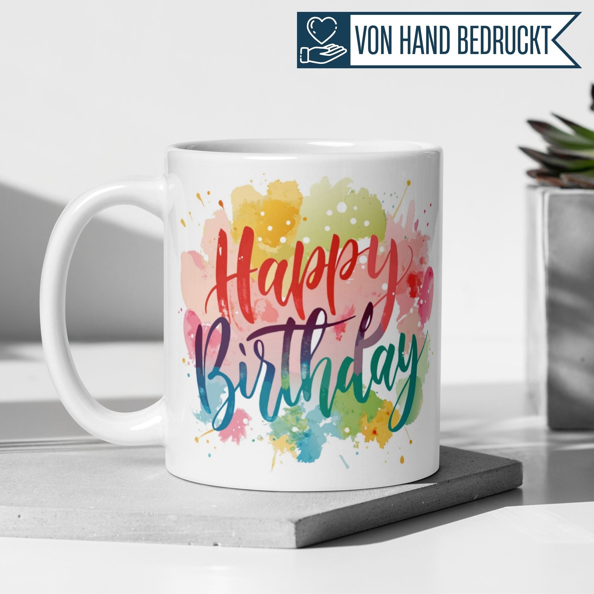 Bunte Tasse mit 'Happy Birthday' Schriftzug, perfekt für Geburtstagsfeiern und kreative Geschenke.