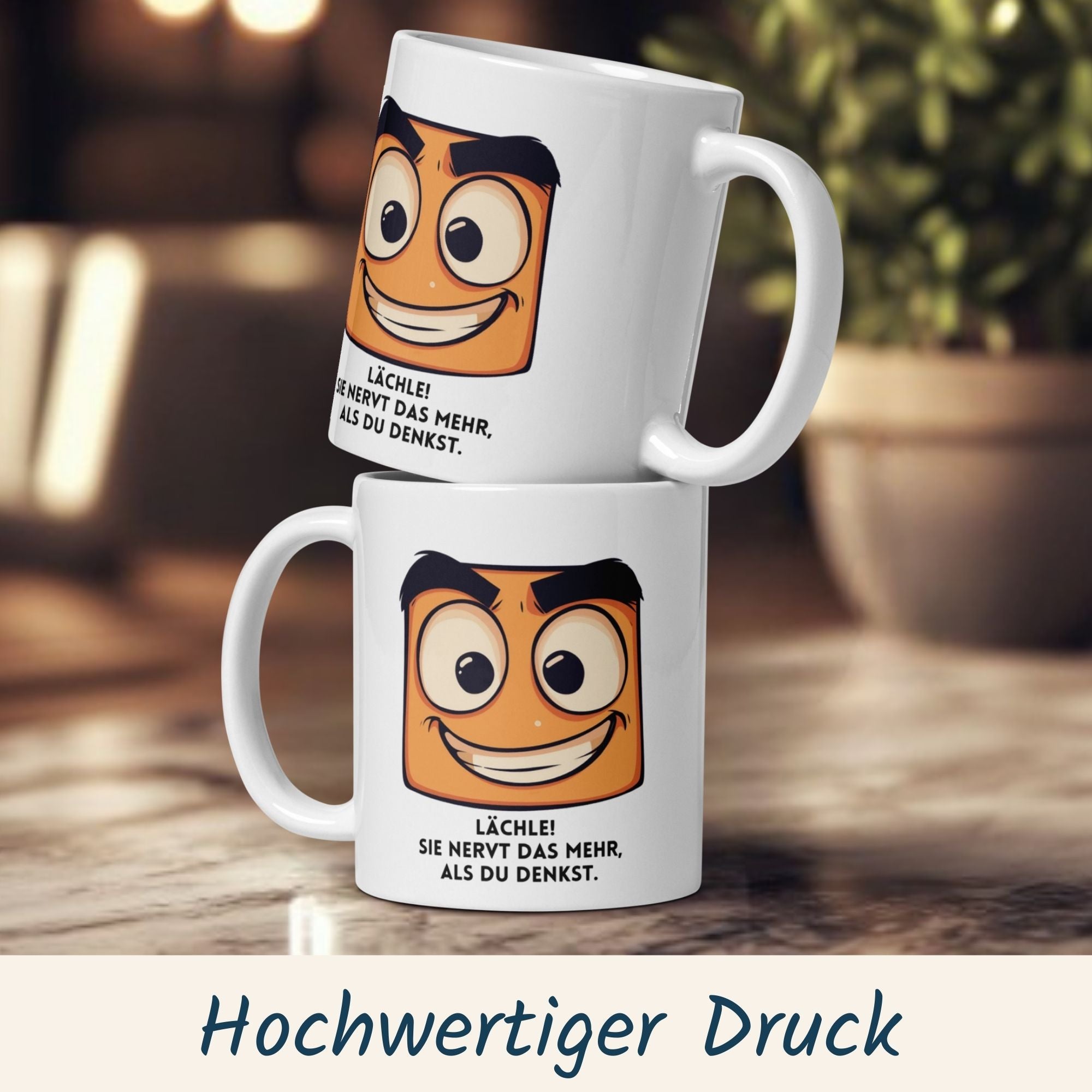 Witzige Smiley-Tasse mit Spruch "Lächle! Sie nervt das mehr, als du denkst" für Humor im Alltag.
