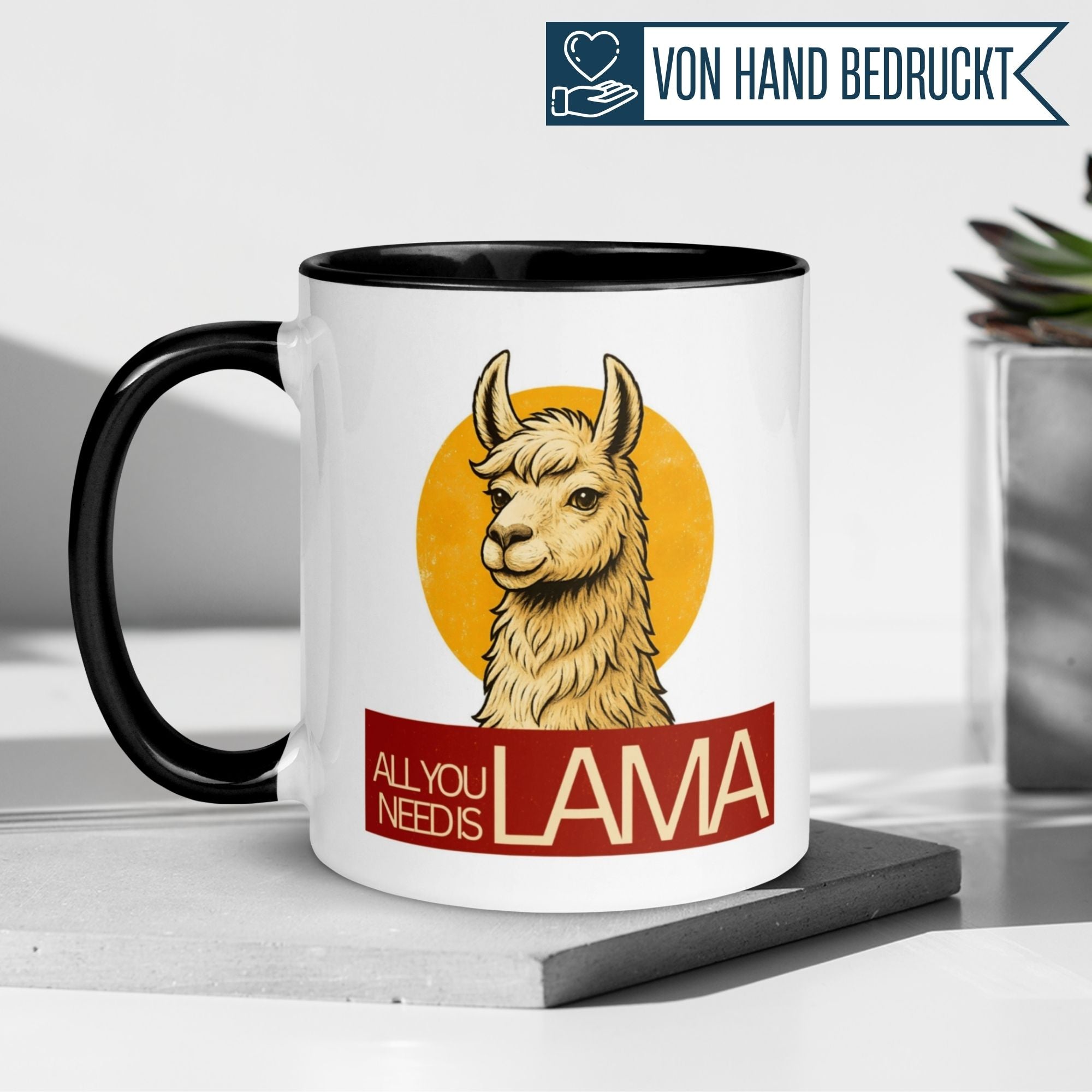 Momentals Tasse mit Lama-Design und Spruch „All you need is Lama“, ideal für Tierliebhaber.