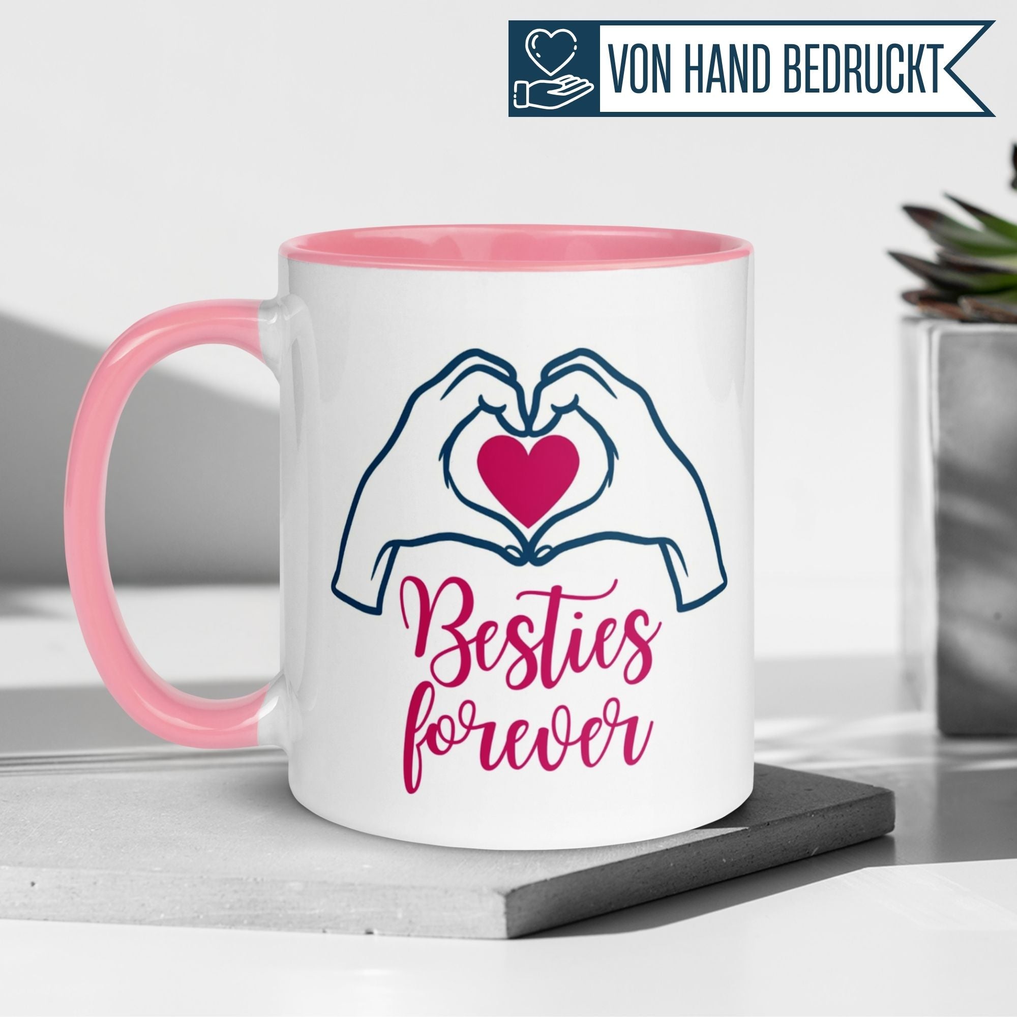Momentals Tasse mit Herzmotiv und Spruch 'Besties Forever', ideal für beste Freunde und Freundinnen.