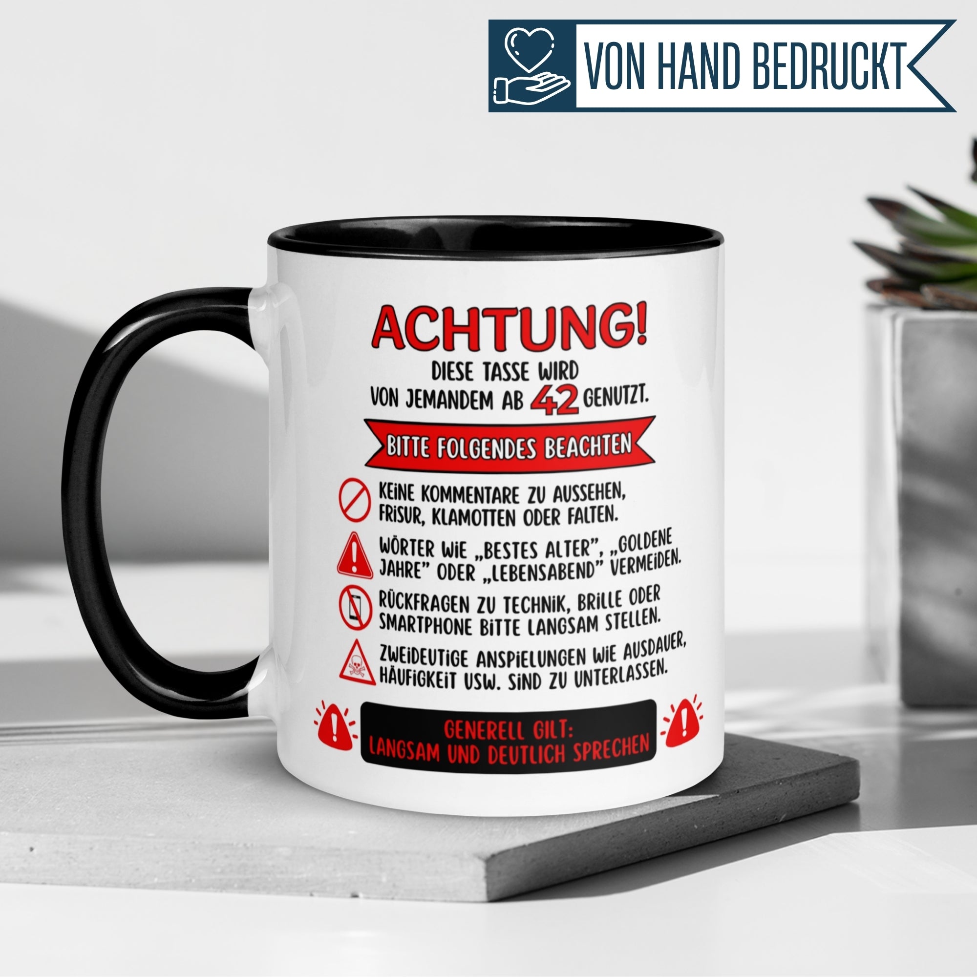 Momentals® Tasse 42. Geburtstag | Warnhinweis & Spruch | Achtung – Diese Tasse wird von jemandem ab 42 genutzt