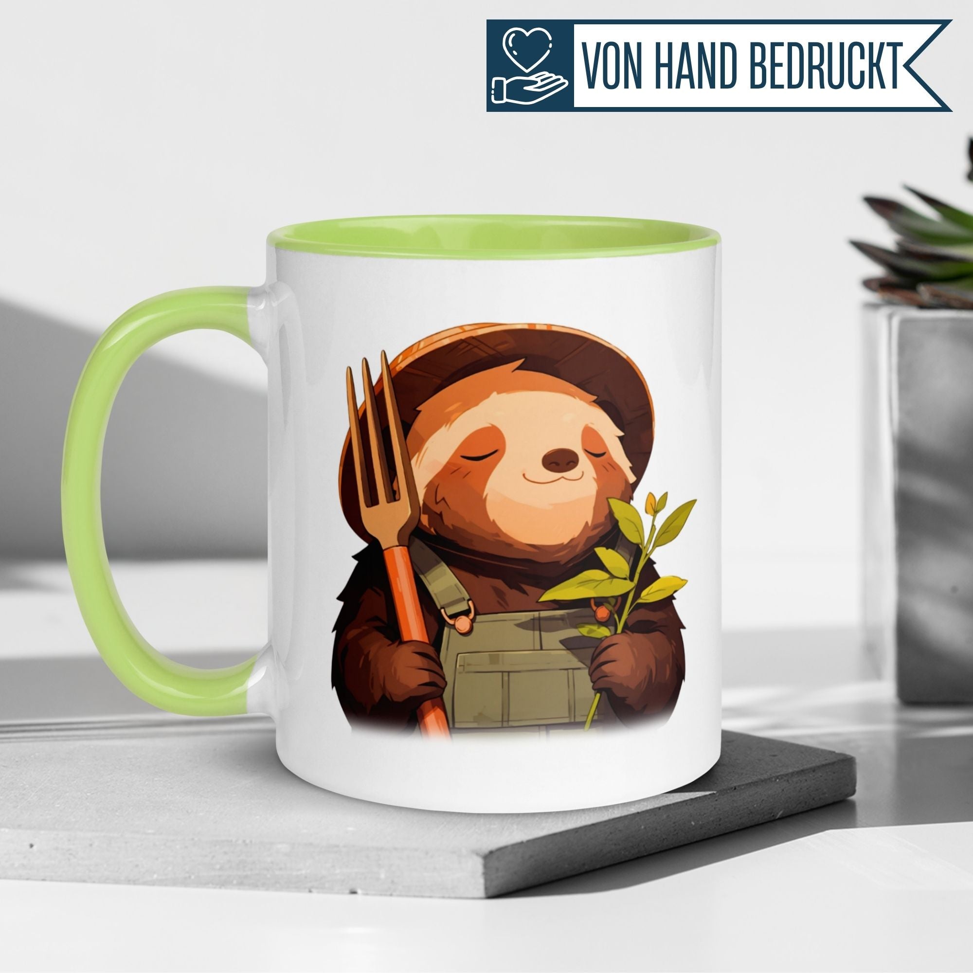 Momentals® Tasse mit Faultier und Hut als entspannter Gärtner, ideal für Pflanzenliebhaber.
