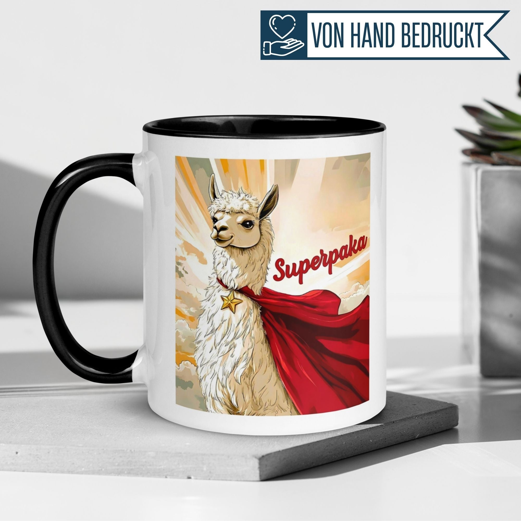 Momentals® Tasse mit Alpaka Superhelden-Motiv und rotem Cape für humorvolle Tierliebhaber.
