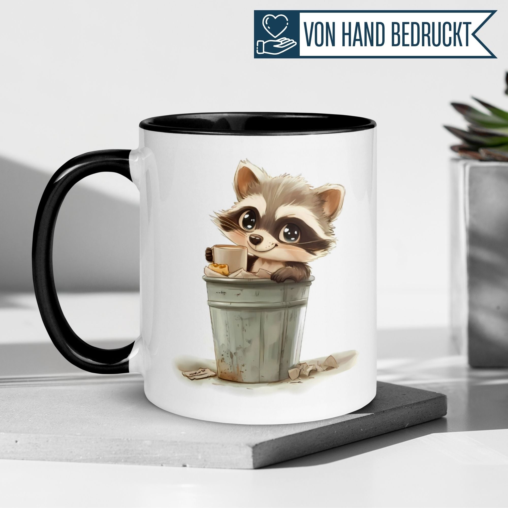 Momentals® Tasse mit Waschbär im Mülleimer, perfekt für Morgenmuffel und Kaffeeliebhaber.