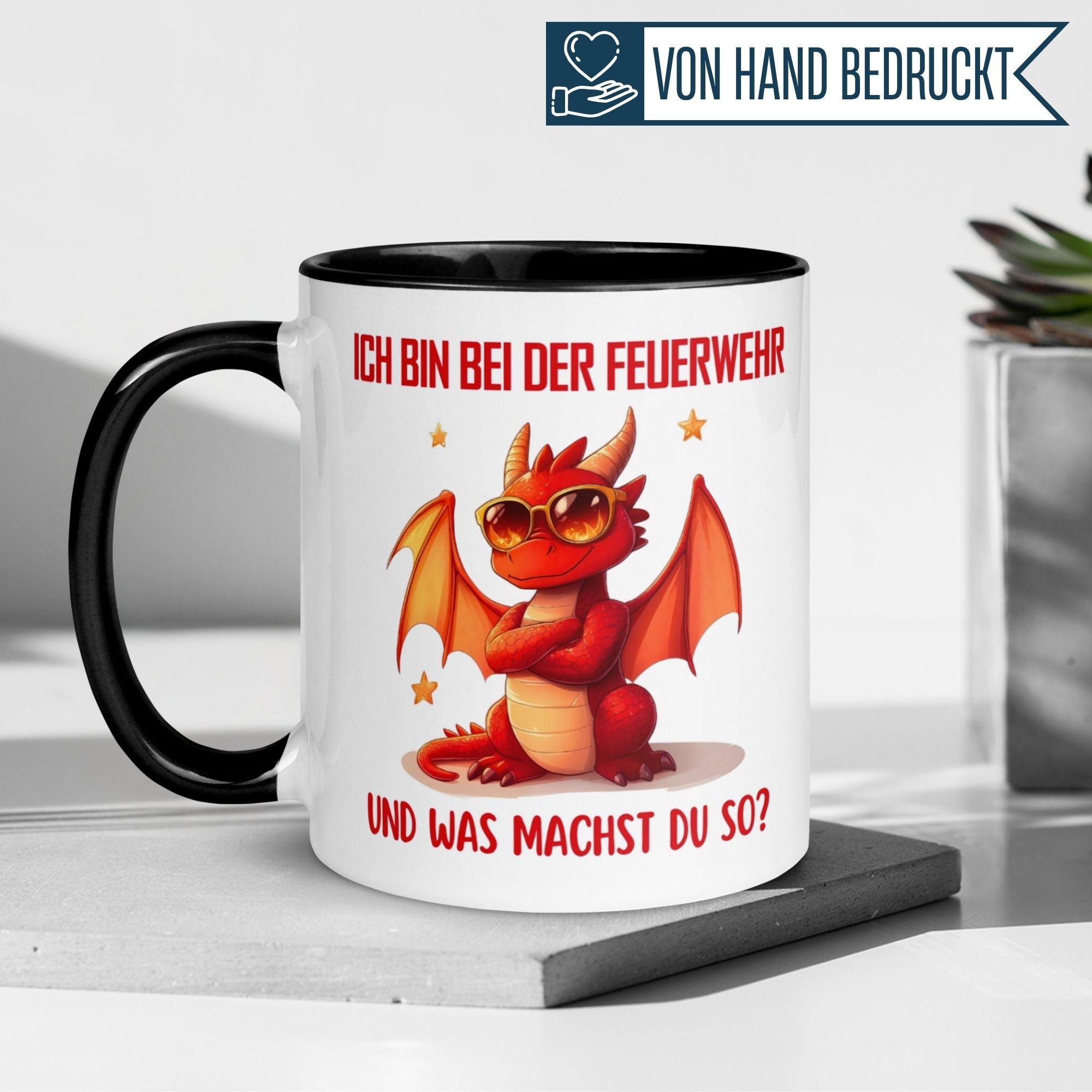 Momentals® Tasse mit Drache und Spruch "Ich bin bei der Feuerwehr – Und was machst du so?" für humorvolle Momente.