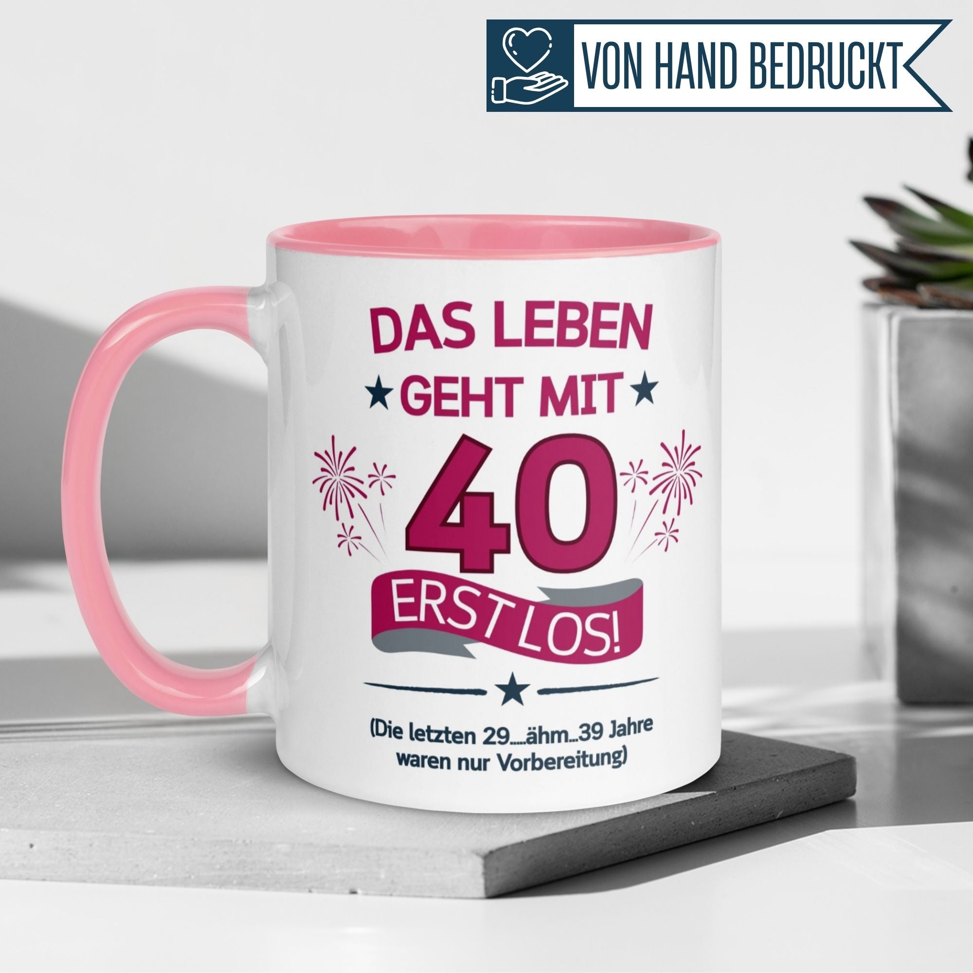 Momentals® Tasse für den 40. Geburtstag mit witzigem Spruch und buntem Design, perfekt für Kaffeeliebhaber.