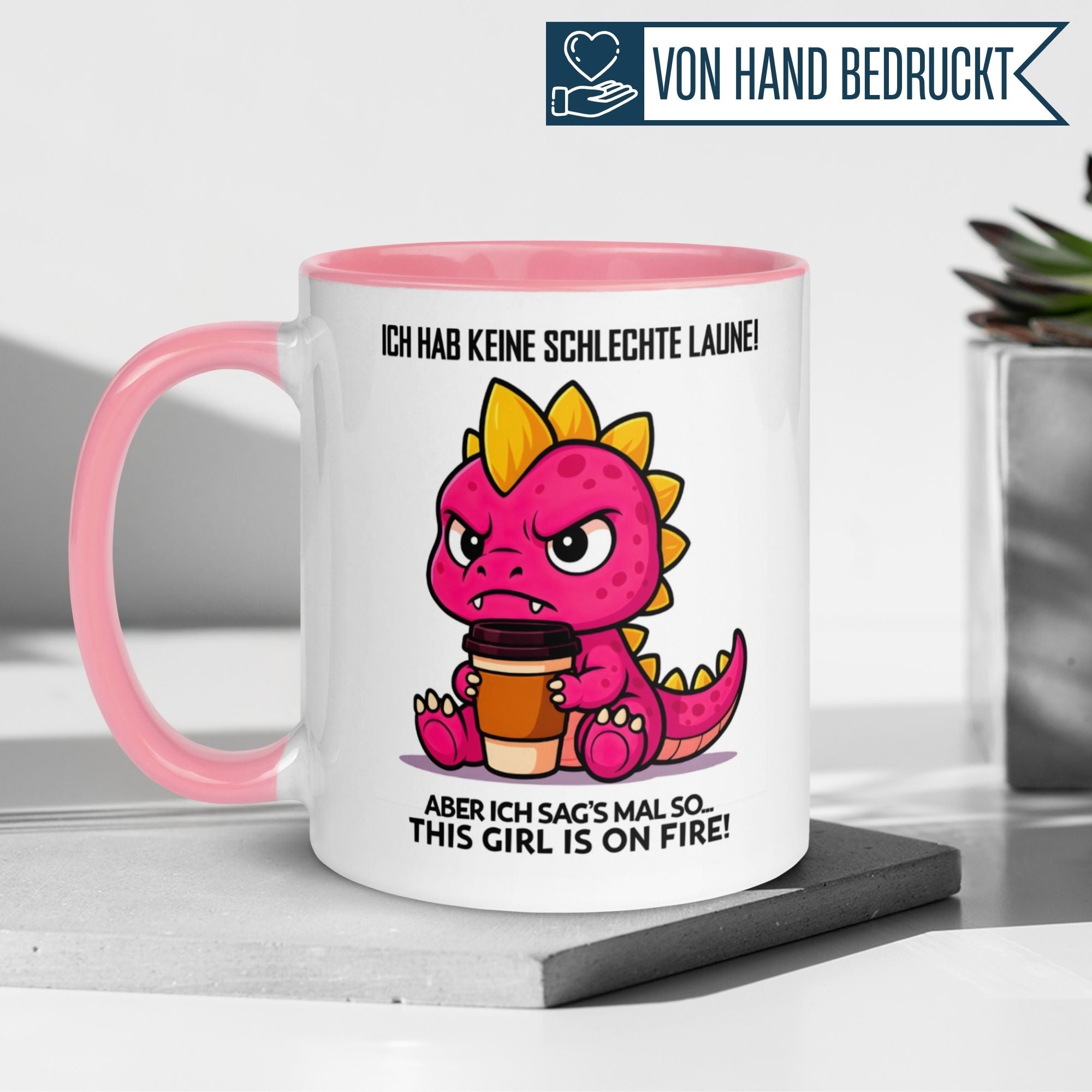 Tasse Dinosaurier – „This girl is on fire“ – Dino Geschenk Becher für Morgenmuffel