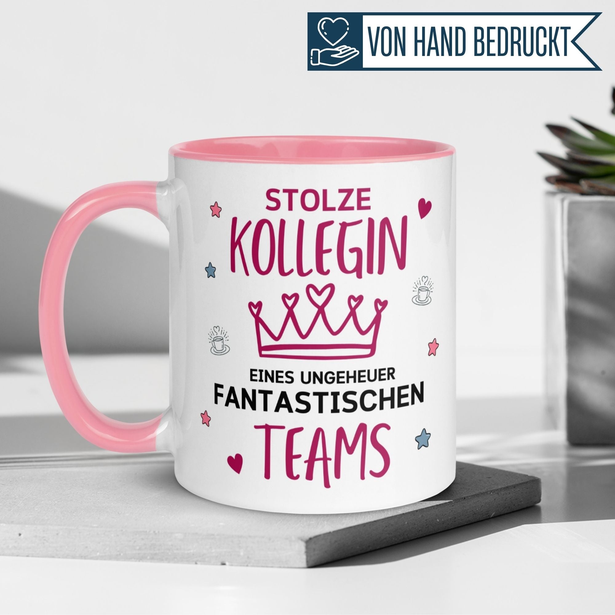 Momentals Tasse für Stolze Kollegin mit Krone und bunten Herzen, ideales Dankeschön-Geschenk für das Team.