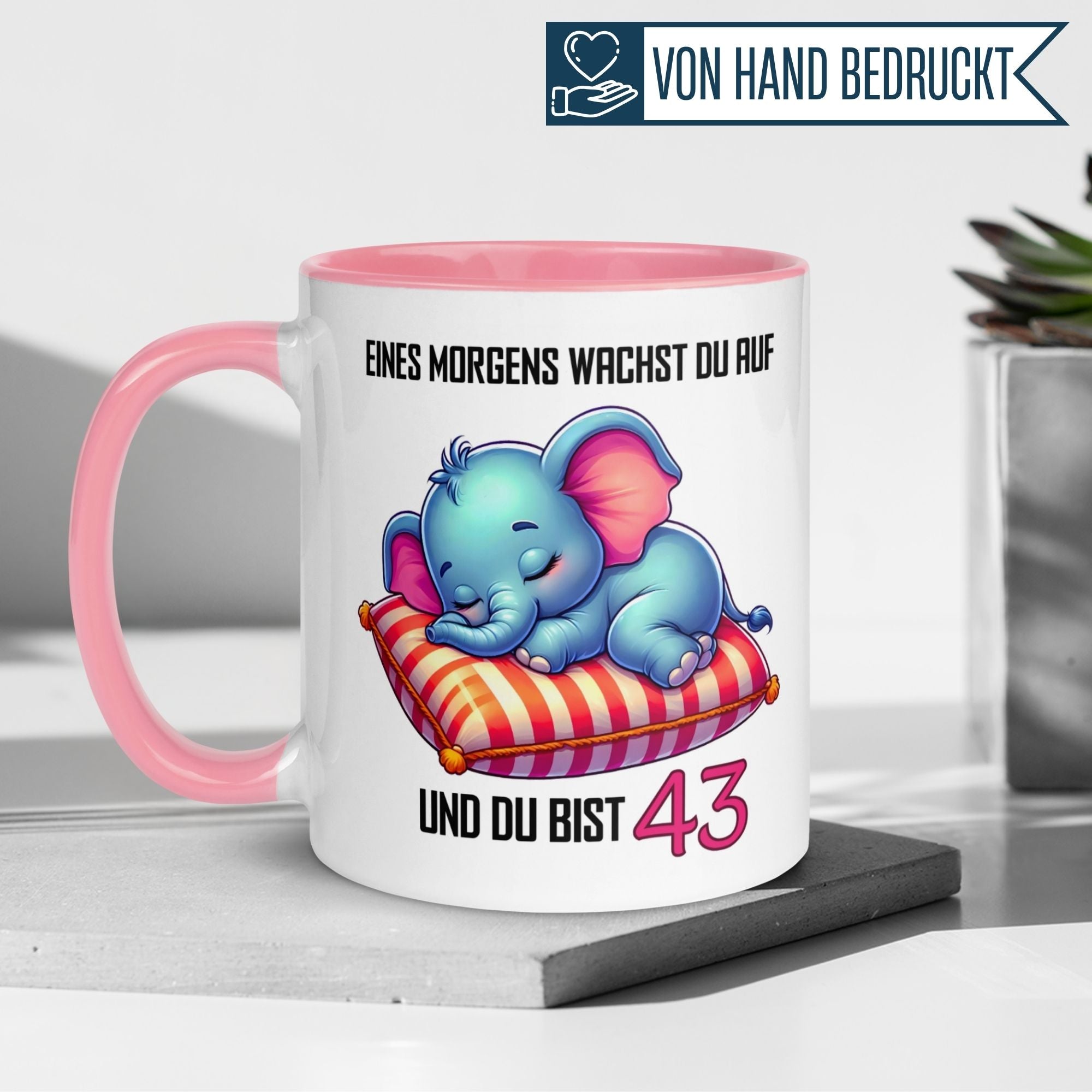 Momentals® Tasse zum 43. Geburtstag mit niedlichem Elefanten und frechem Spruch, pinker Henkel