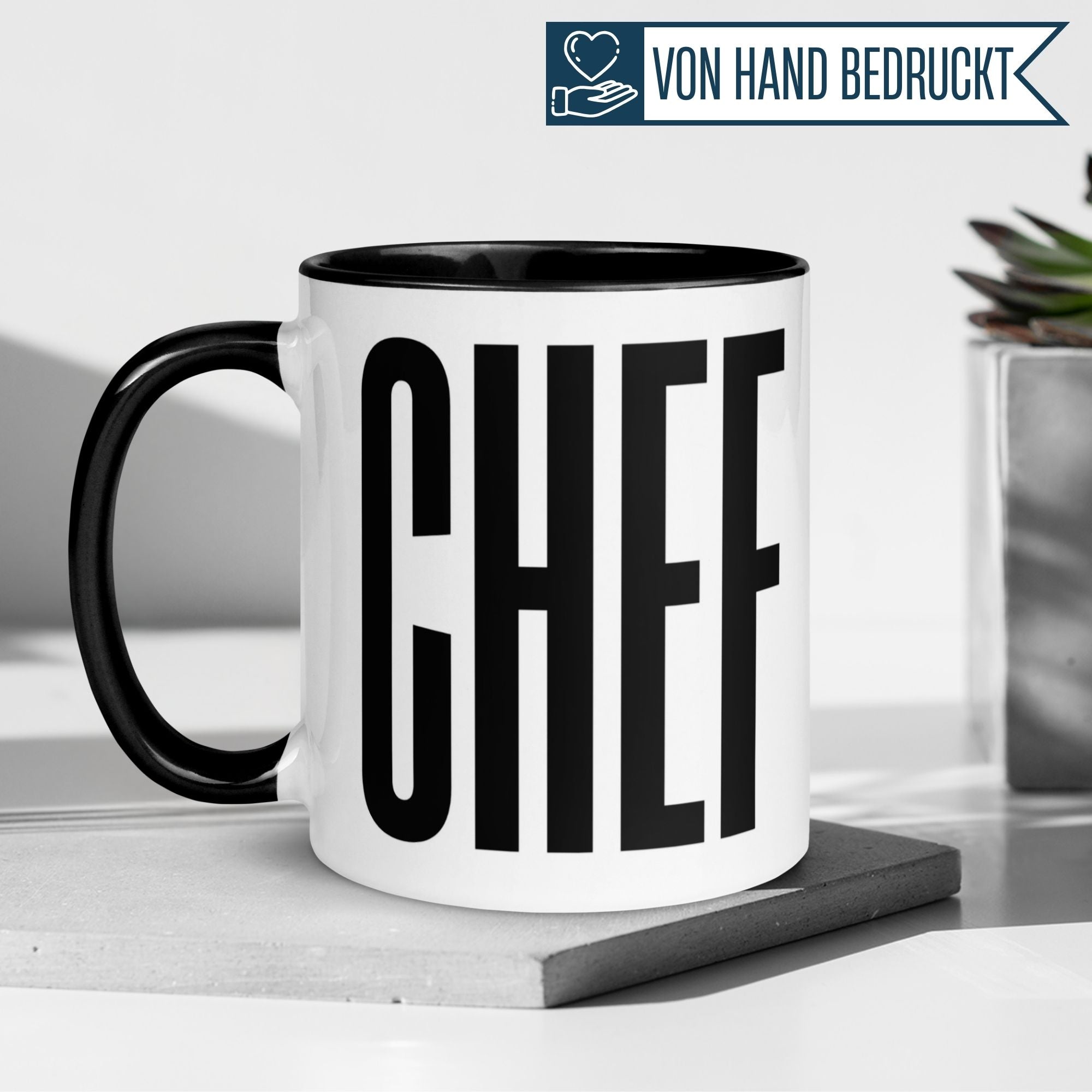 Momentals Tasse mit großem Schriftzug 'CHEF' für den humorvollen Abschied eines Chefs, minimalistisches Design.
