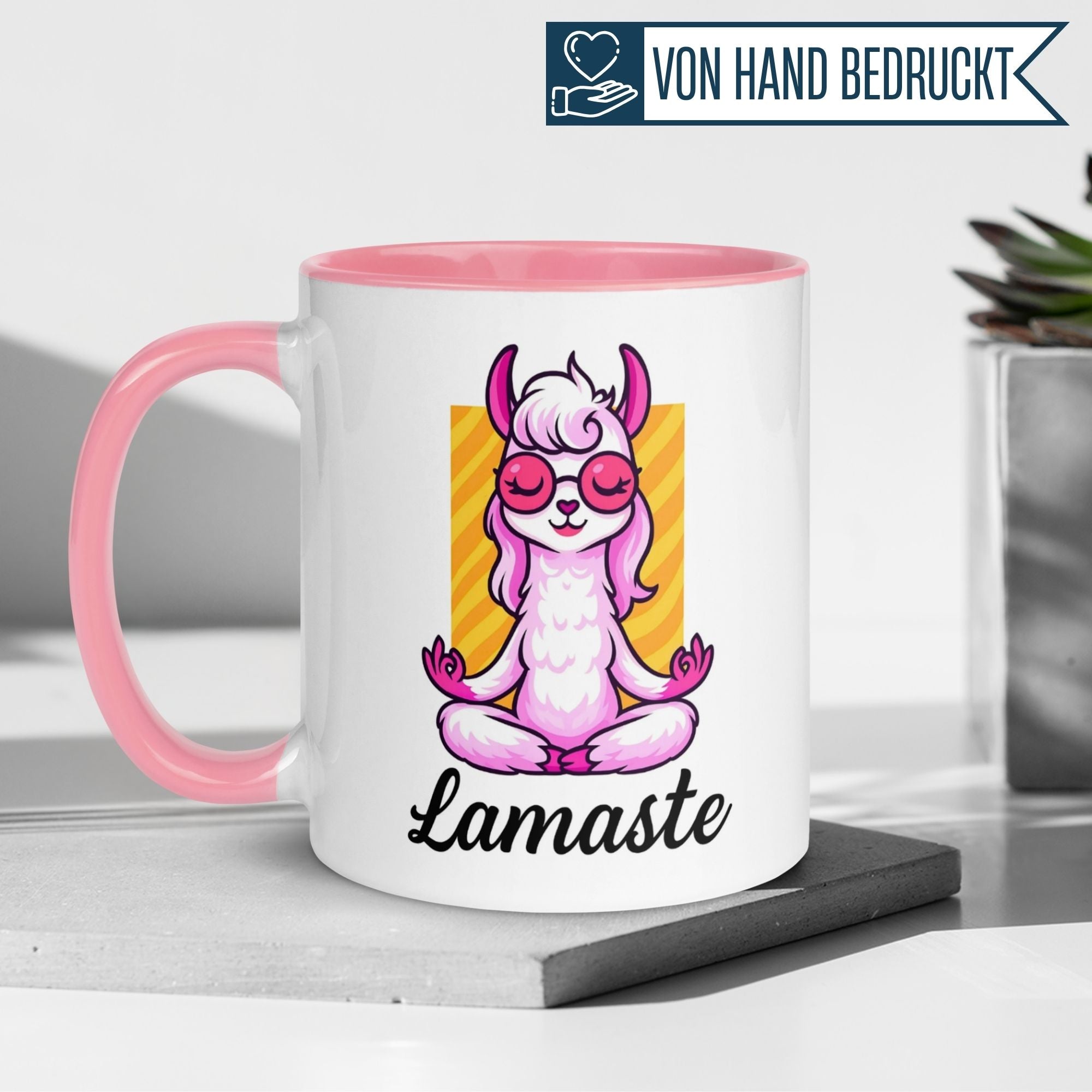 Momentals Lama Tasse mit dem Schriftzug 'Lamaste', pinkem Henkel und süßem Lama-Motiv.