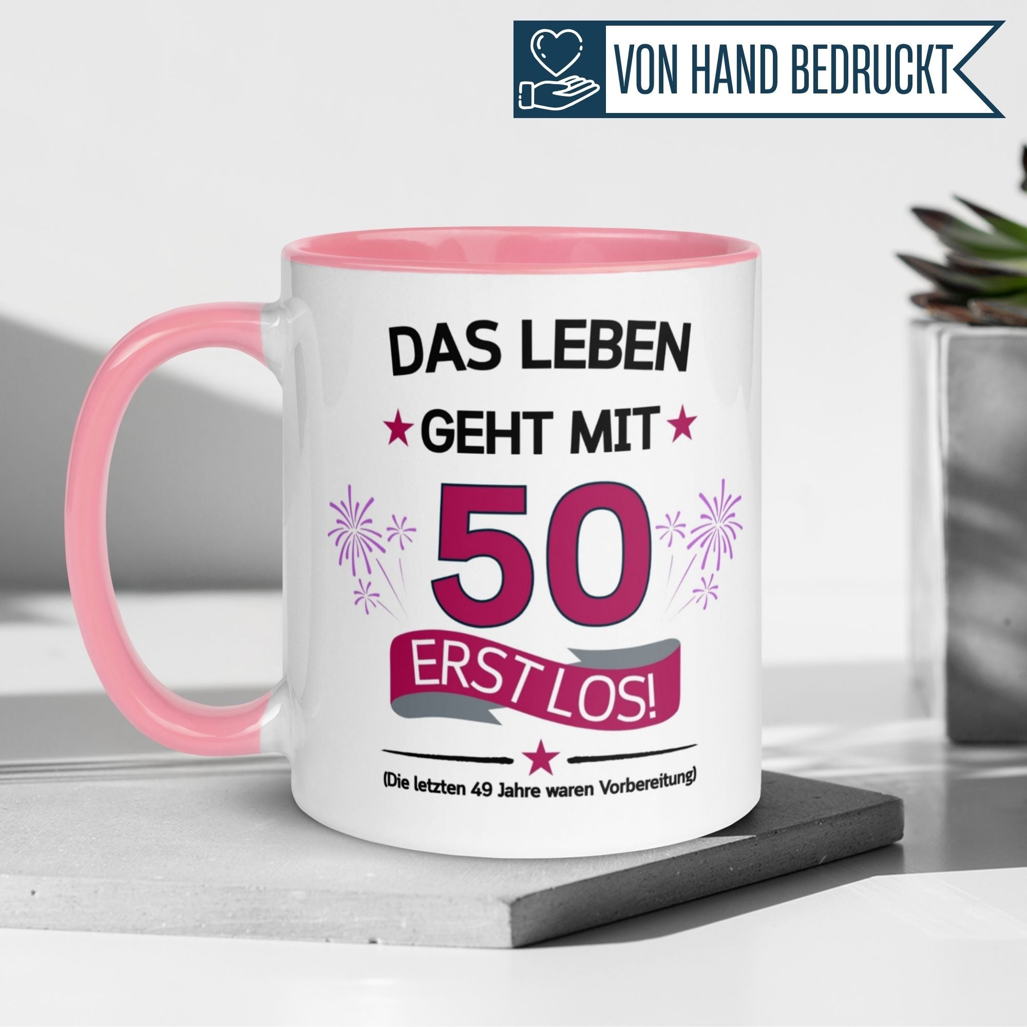 Bunte Tasse zum 50. Geburtstag mit Spruch: "Das Leben geht mit 50 erst los!" und Feuerwerk-Motiv.