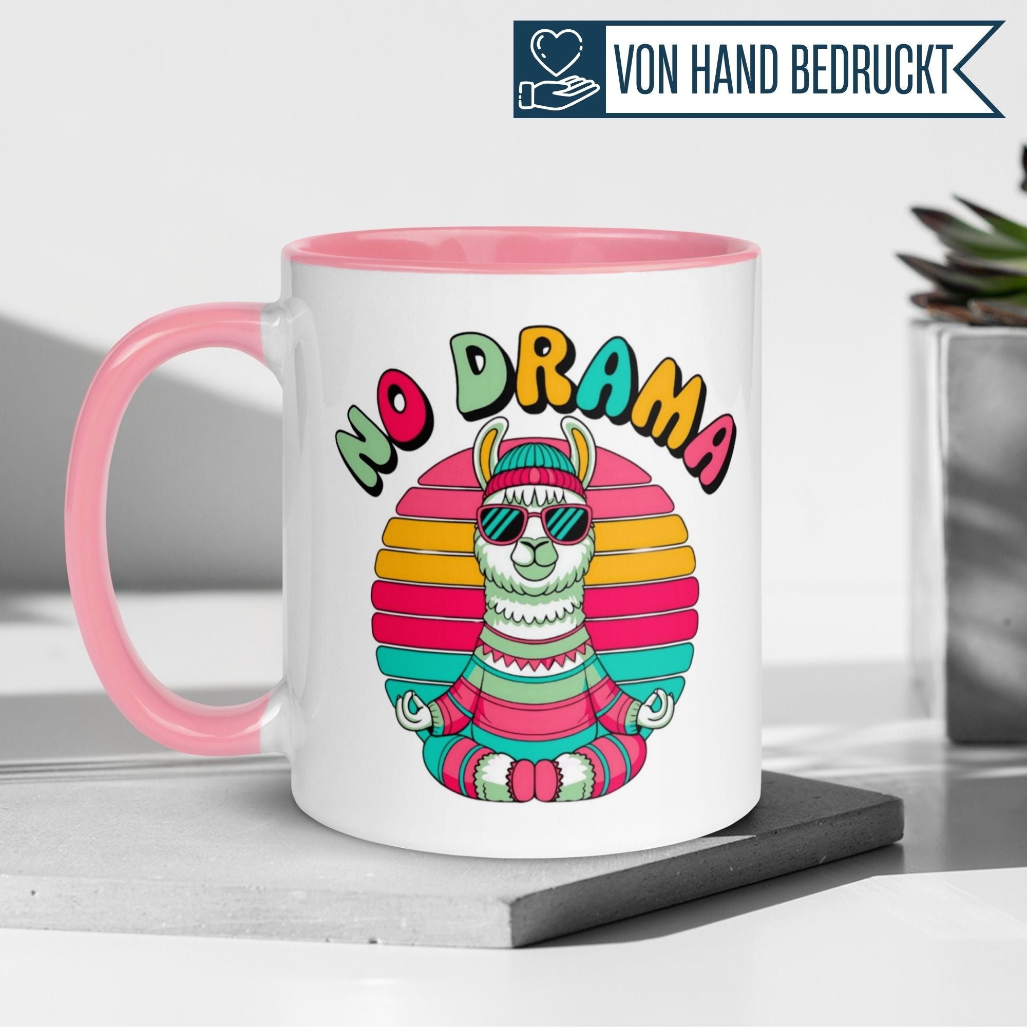 Momentals Tasse mit chillendem Lama im Hoodie und Sonnenbrille, „No Drama“ Aufdruck, ideal für Tierliebhaber