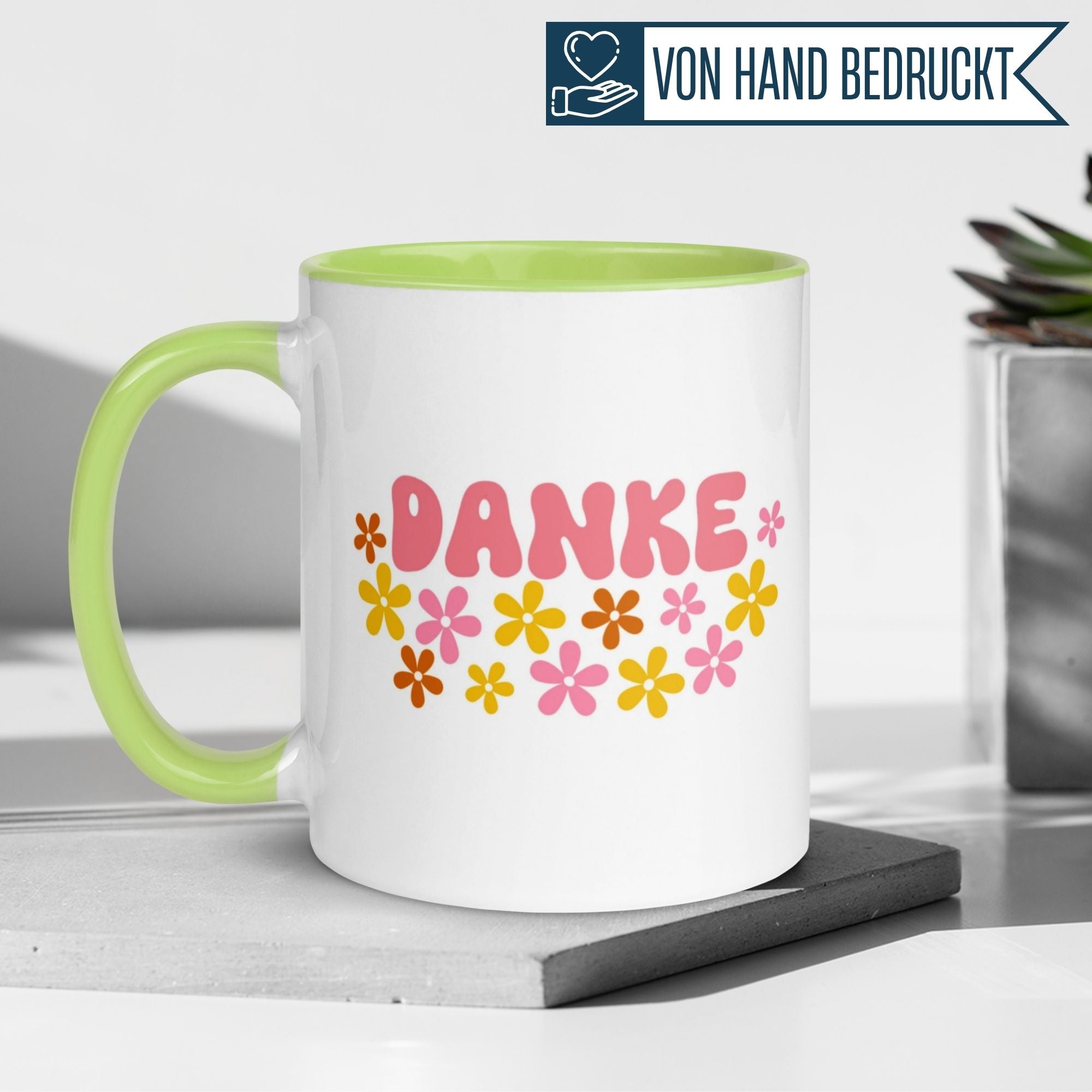 Momentals Tasse Dankeschön mit buntem Blumenmuster und Aufschrift 'DANKE' in Flower Power Stil.