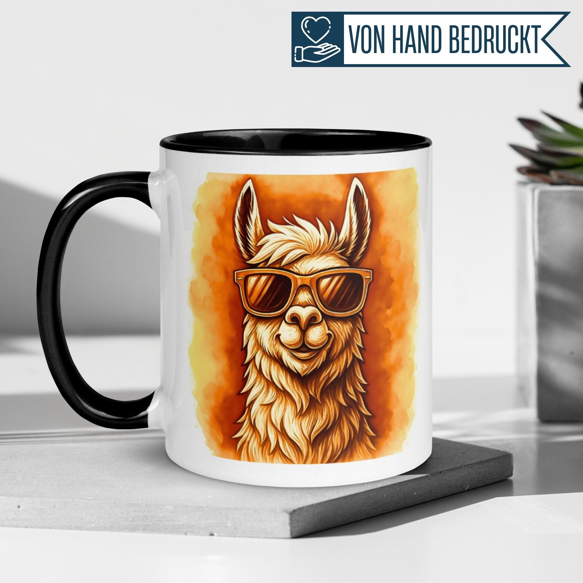 Momentals Tasse mit Lama in Sonnenbrille und orangefarbenem Hintergrund, ideal für Tierliebhaber.