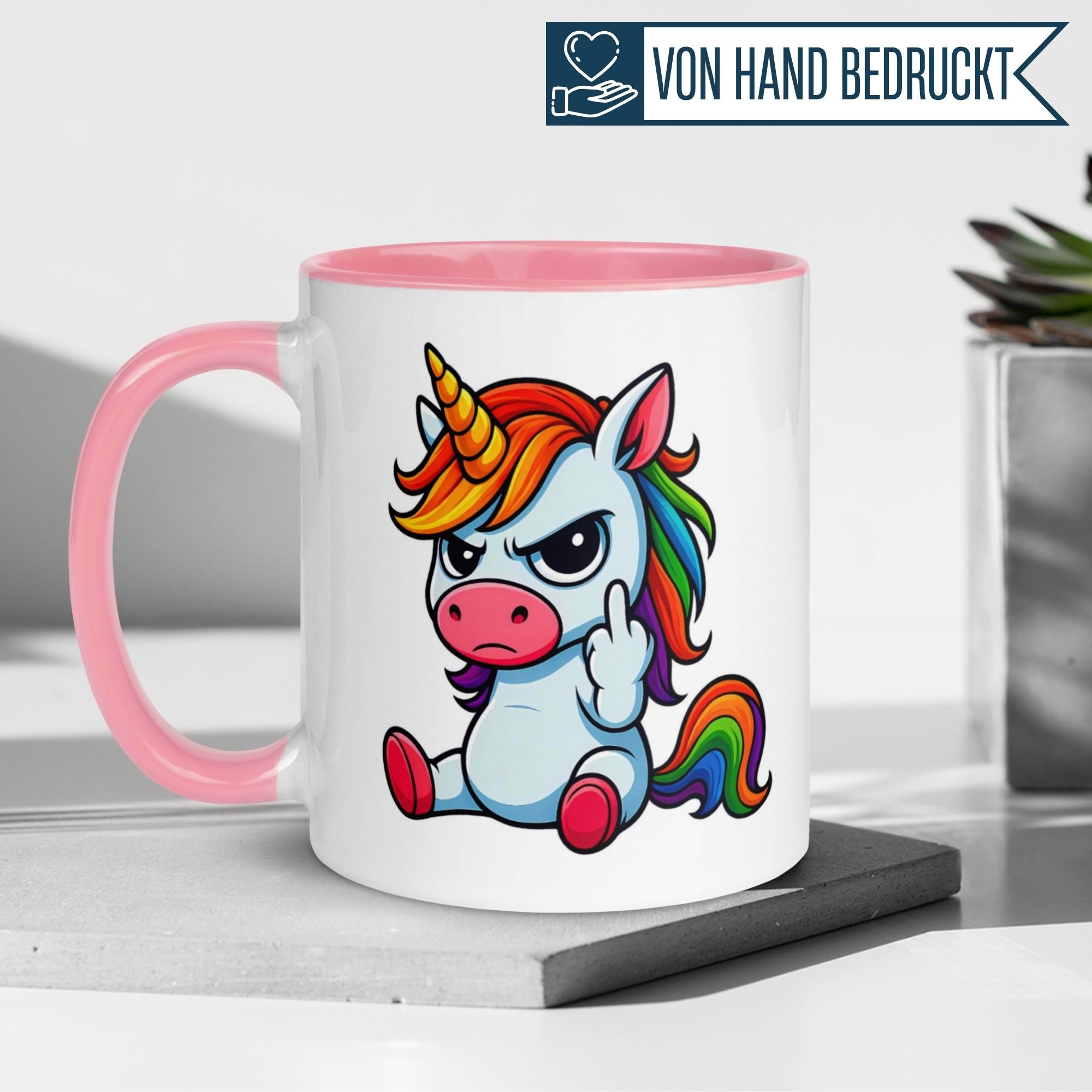 Momentals® Tasse für Morgenmuffel mit mürrischem Einhorn, pinkem Henkel und erhobenem Mittelfinger.