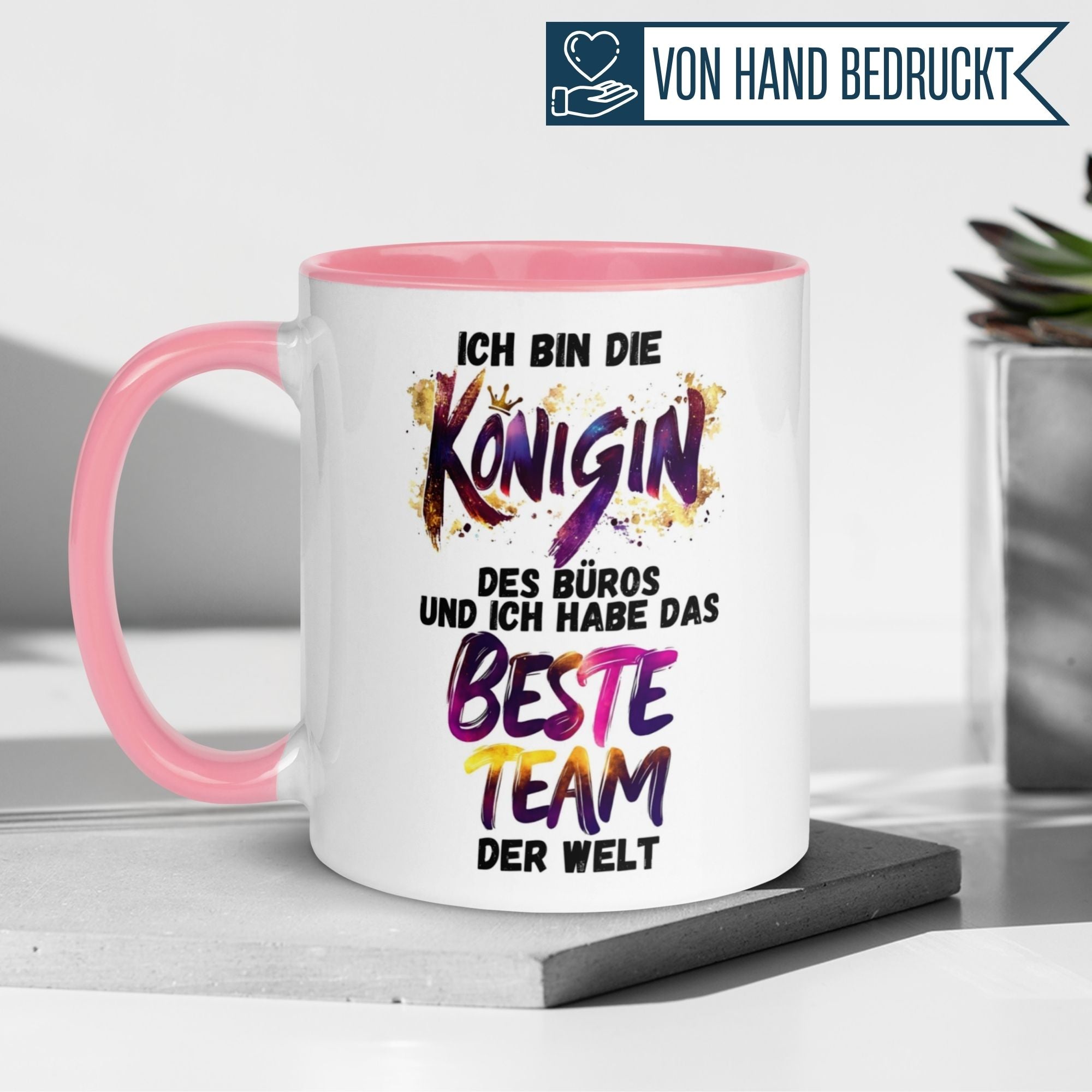 Momentals Tasse für Chefin mit Spruch "Königin des Büros und bestes Team" in bunten Farben