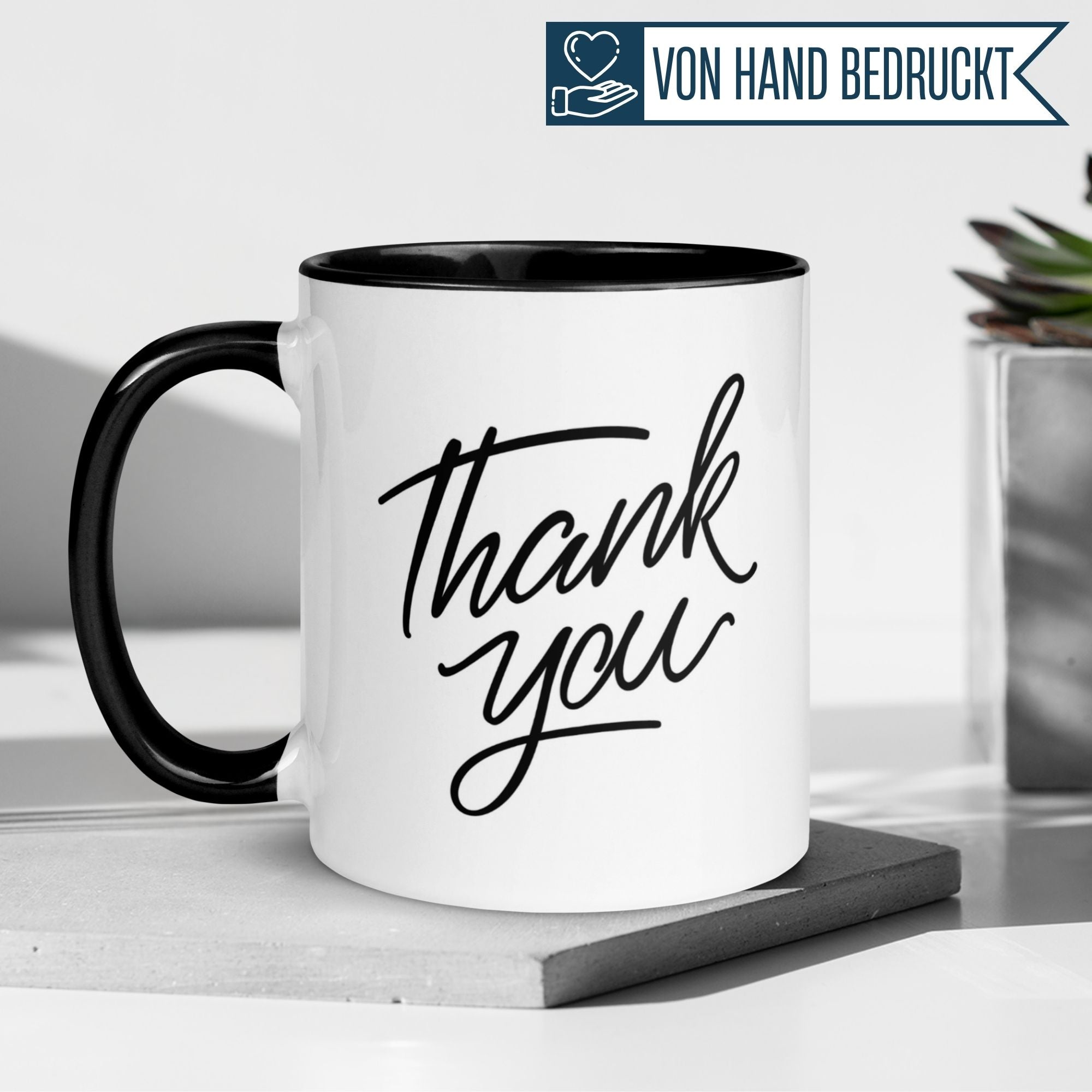 Momentals® Tasse Dankeschön mit stilvollem "Thank you" Schriftzug in Schwarz auf Weiß.