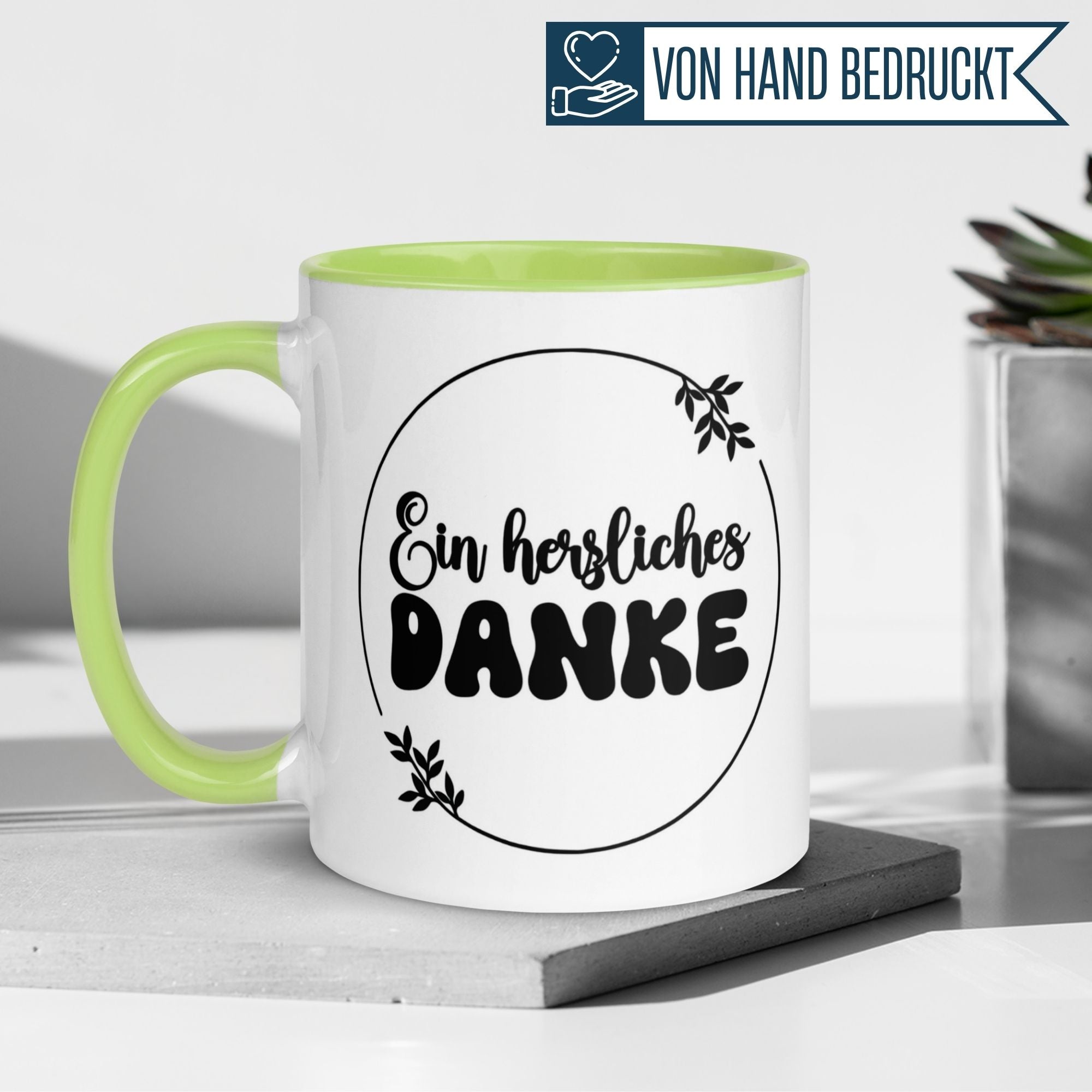 Momentals Tasse mit dem Spruch 'Ein herzliches DANKE' und Blätter-Motiv, ideal für eine stilvolle Wertschätzung.