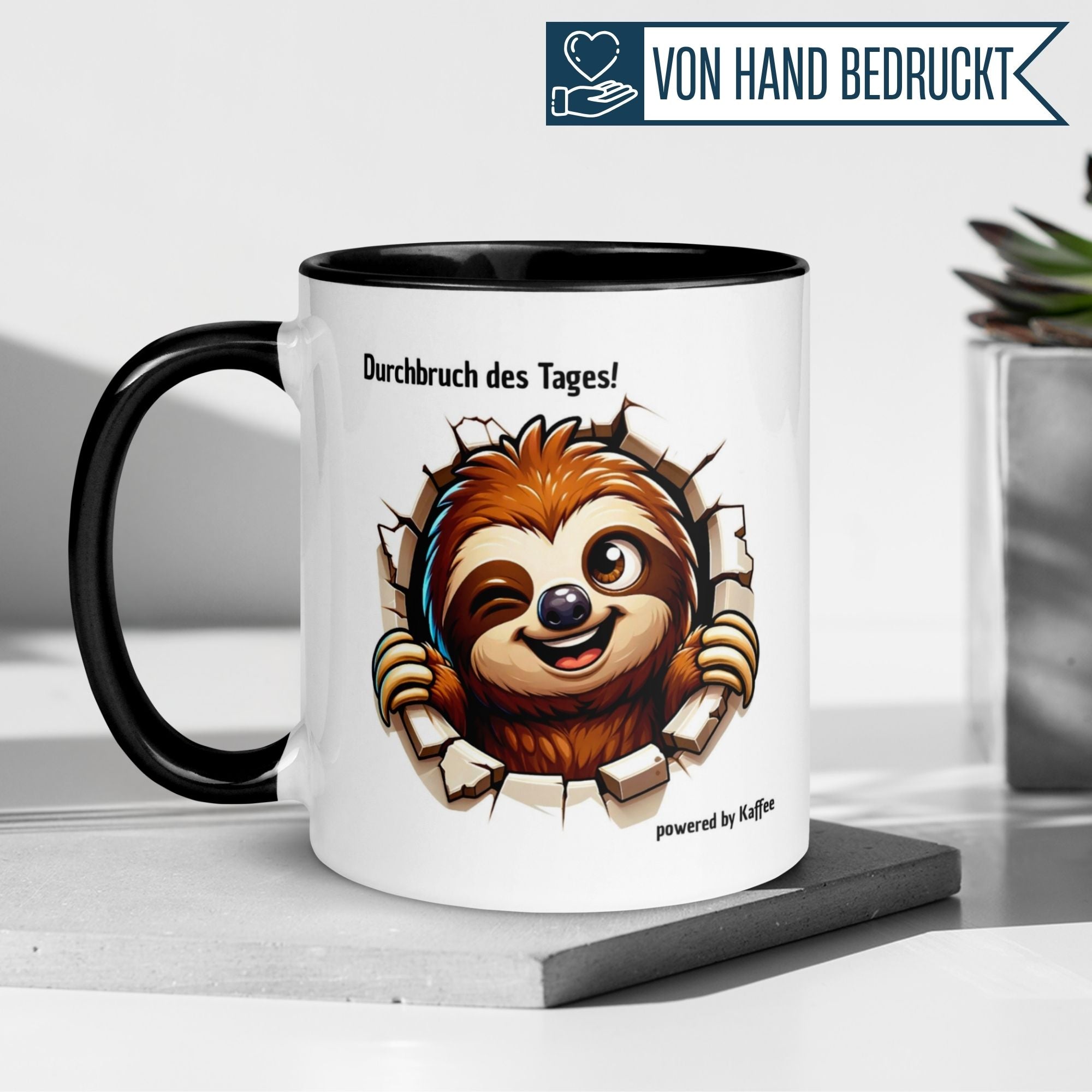 Kaffeetasse mit Faultier-Motiv und Spruch "Durchbruch des Tages – powered by Kaffee" für motivierte Morgen.