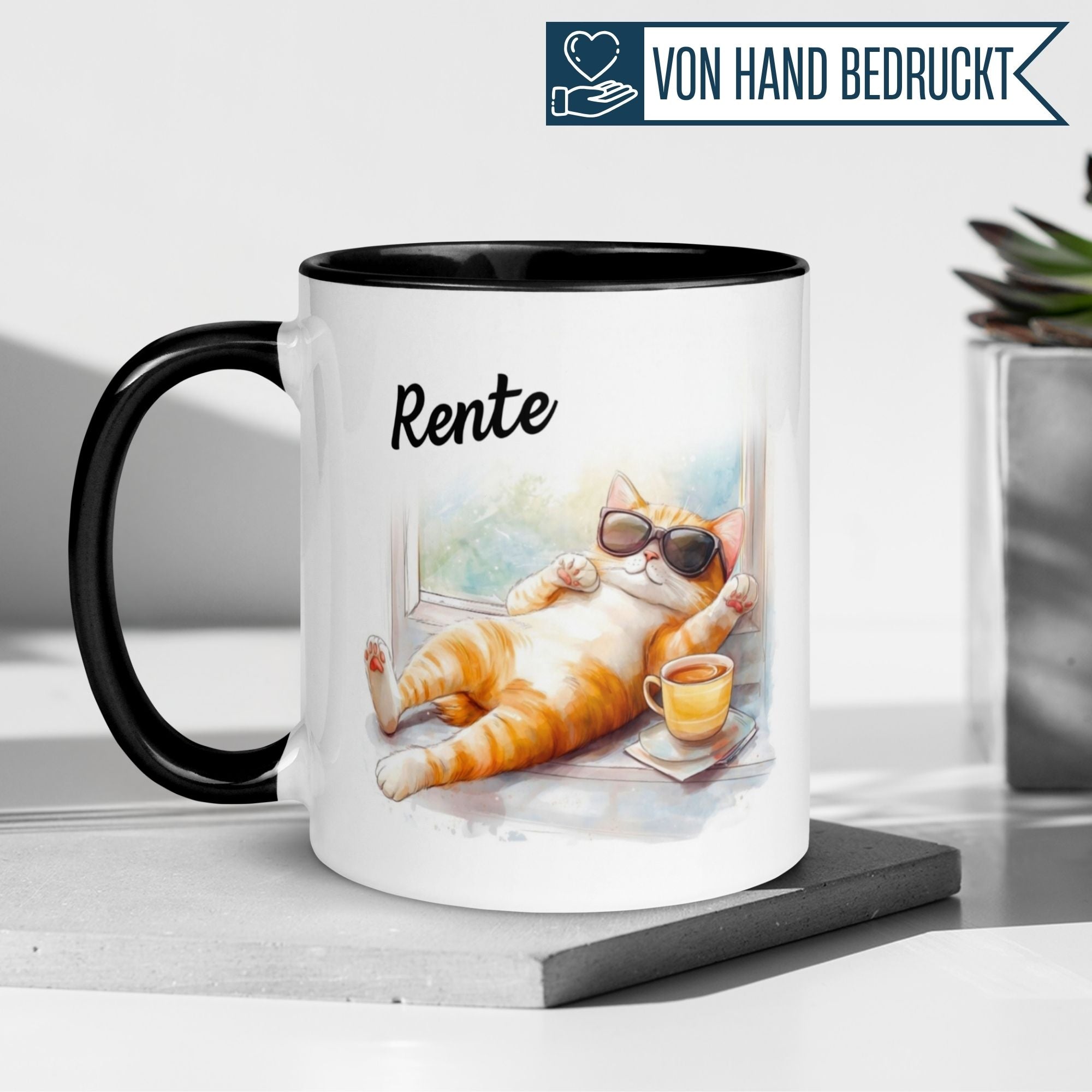 Katze in Sonnenbrille auf Tasse mit Spruch "Rente - Ab jetzt gibt’s nur noch Samstage".