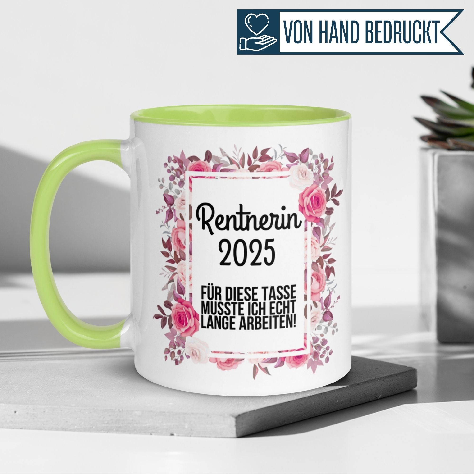 Momentals Tasse für Rentnerin 2025 mit buntem Blumenkranz und Spruch – ideales Geschenk zum Renteneintritt.