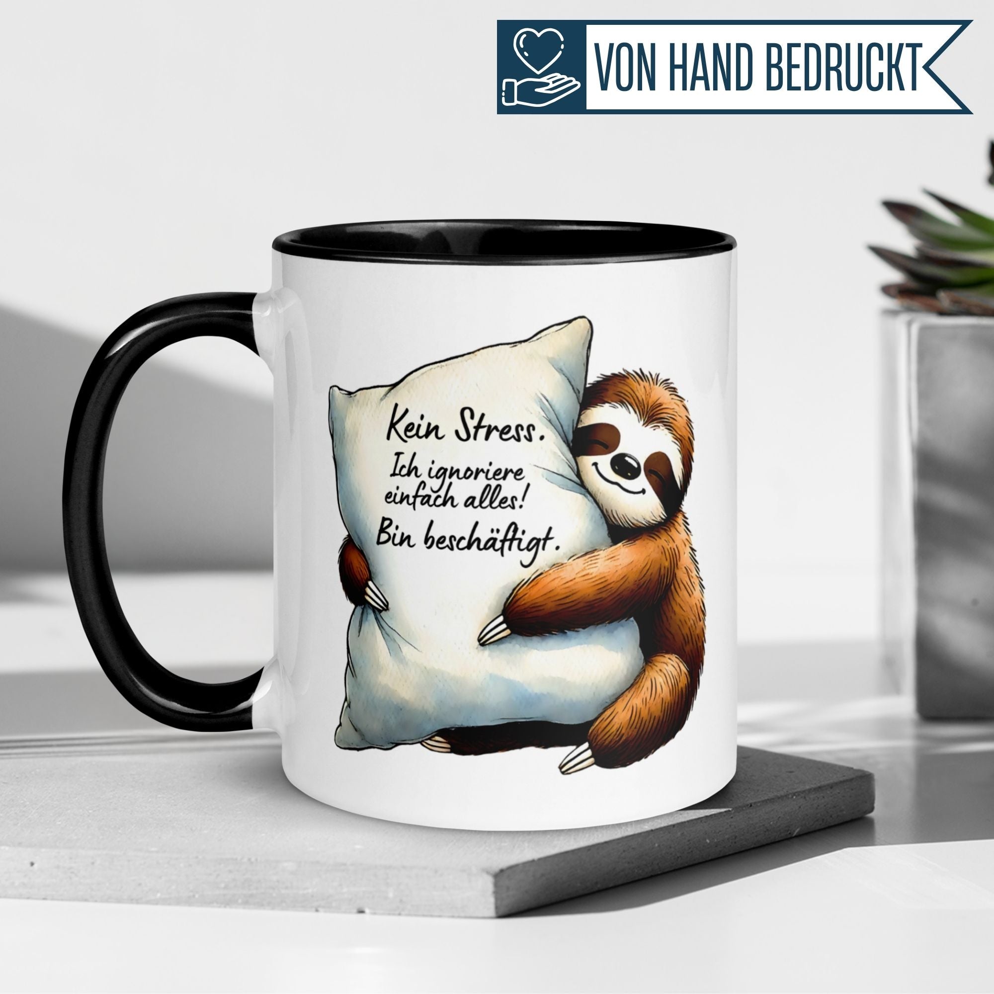 Momentals® Tasse mit Faultier und Spruch "Kein Stress. Ich ignoriere einfach alles!" für entspannte Tierfreunde.
