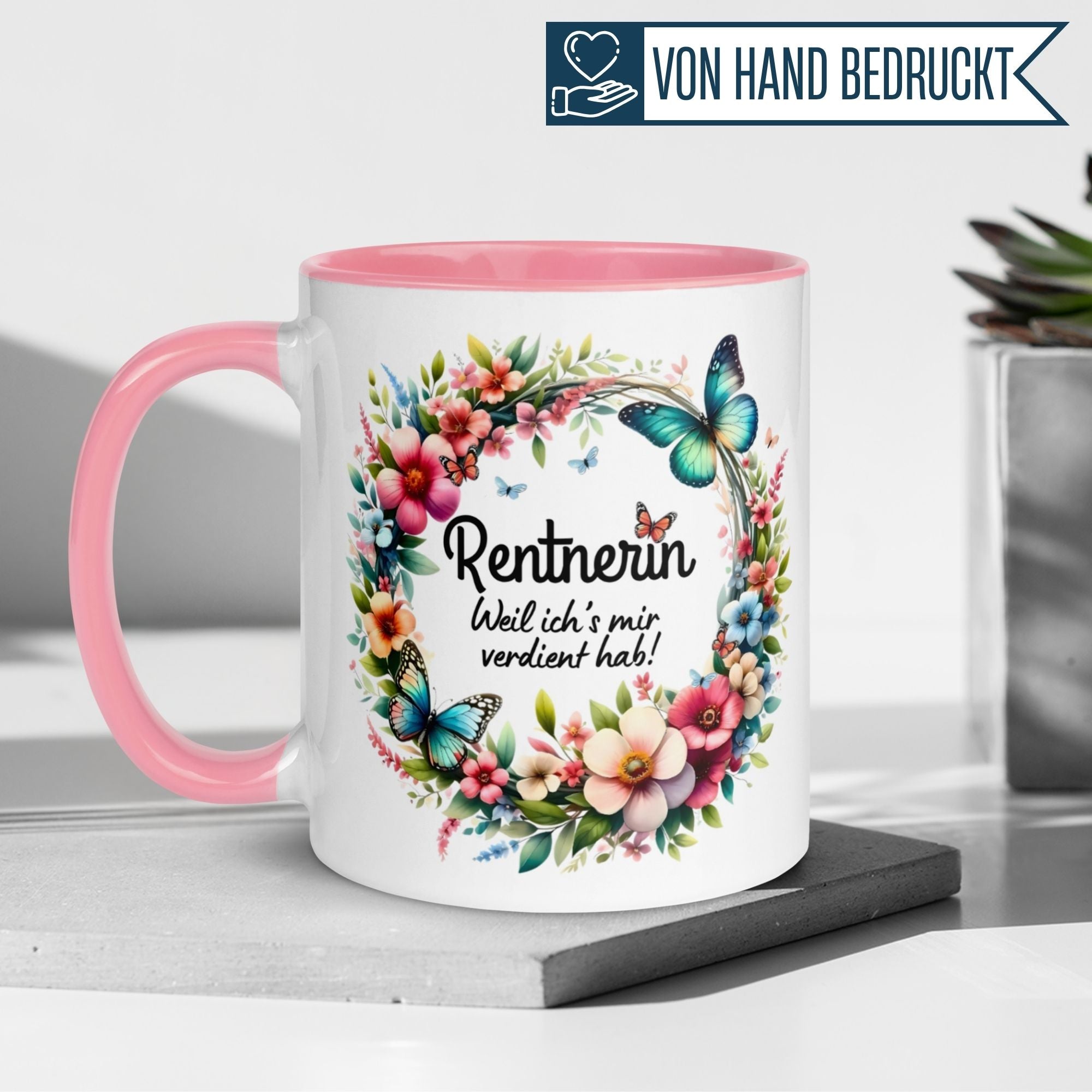 Momental Tasse für Rentnerinnen mit buntem Blumenkranz und Schmetterlingen "Weil ich's mir verdient hab!"