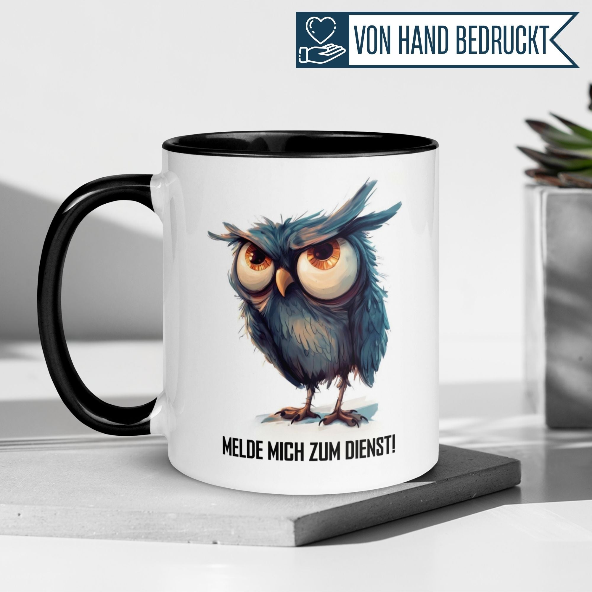 Momentals Tasse mit Eule und Spruch "Melde mich zum Dienst!" für Morgenmuffel.