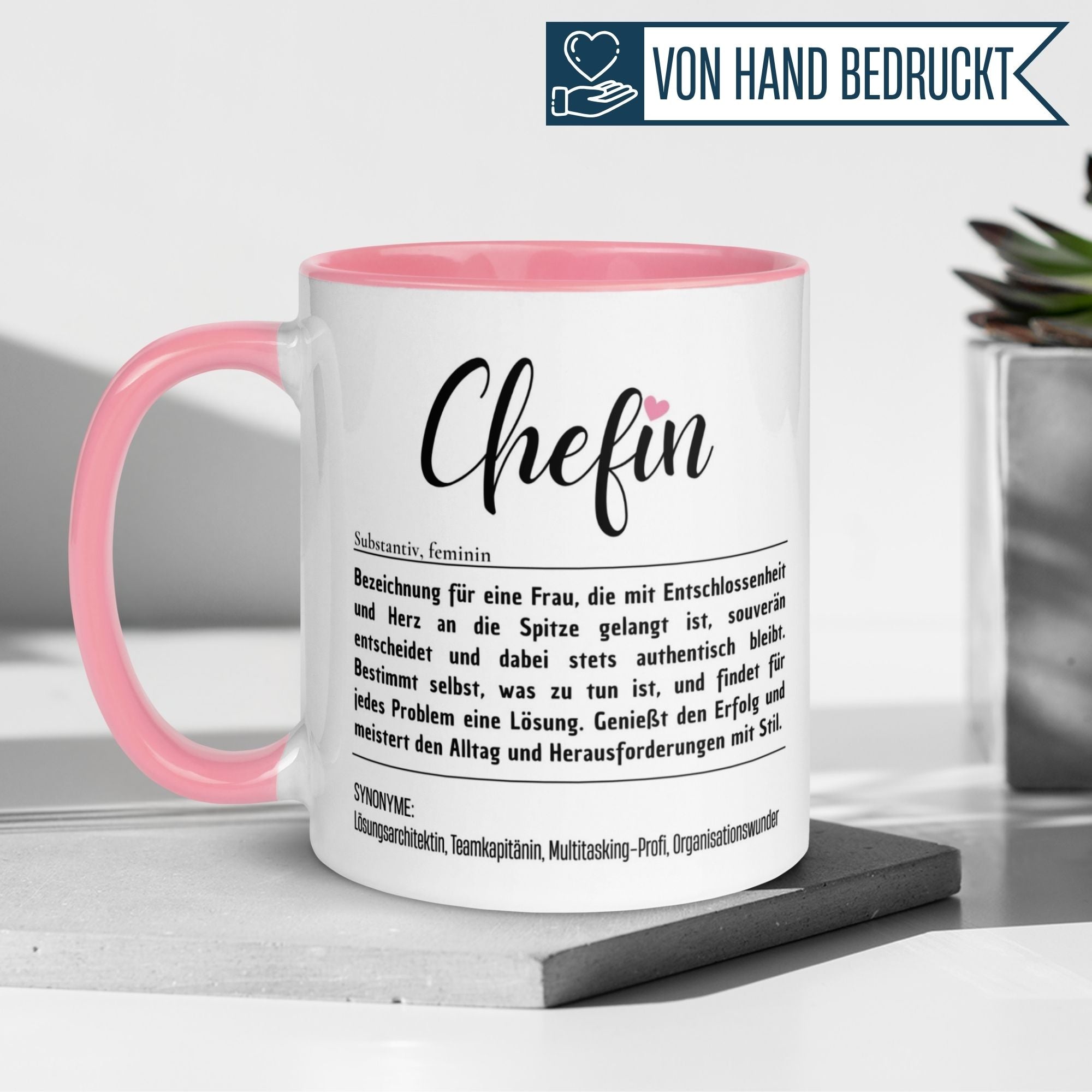Momentals Tasse Chefin, pinker Henkel, humorvoller Lexikoneintrag für den Abschied einer Chefin.