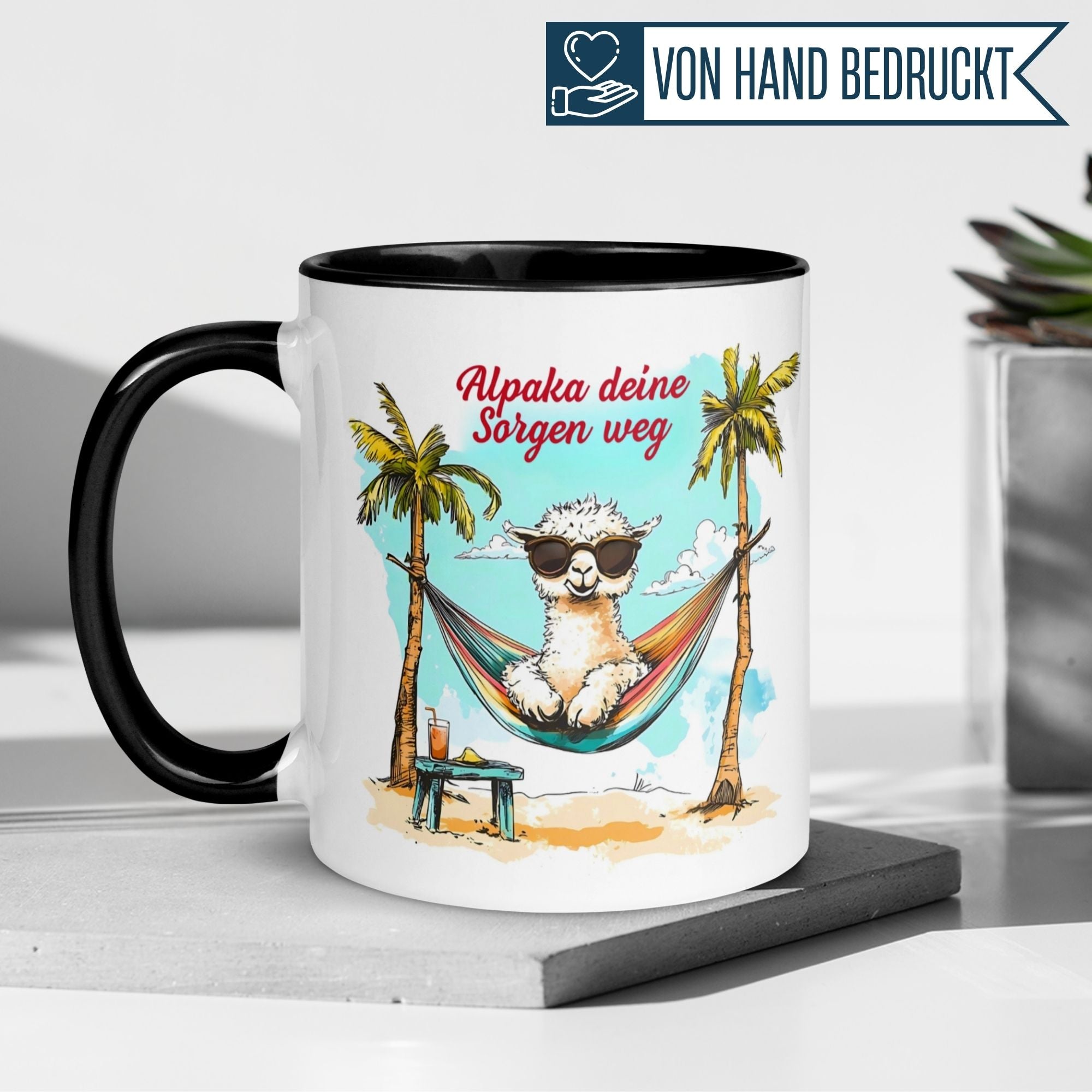 Momentals Tasse mit Alpaka in Hängematte zwischen Palmen und Spruch 'Alpaka deine Sorgen weg'
