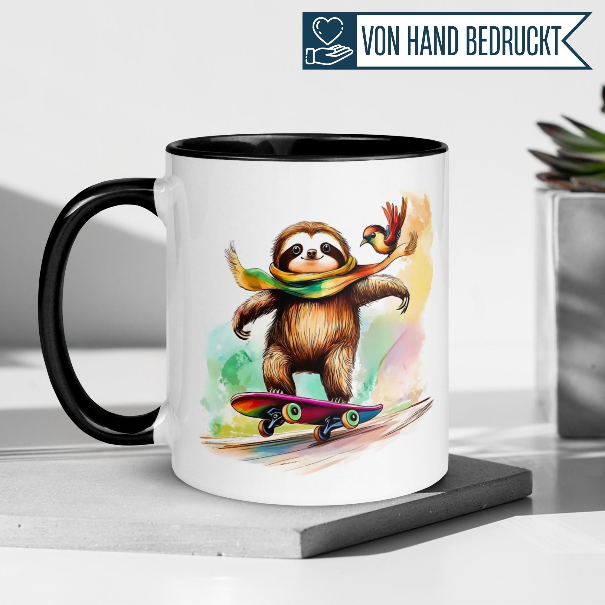 Momentals Tasse mit Faultier auf Skateboard und Vogel, fröhliches Design für Tierfreunde.