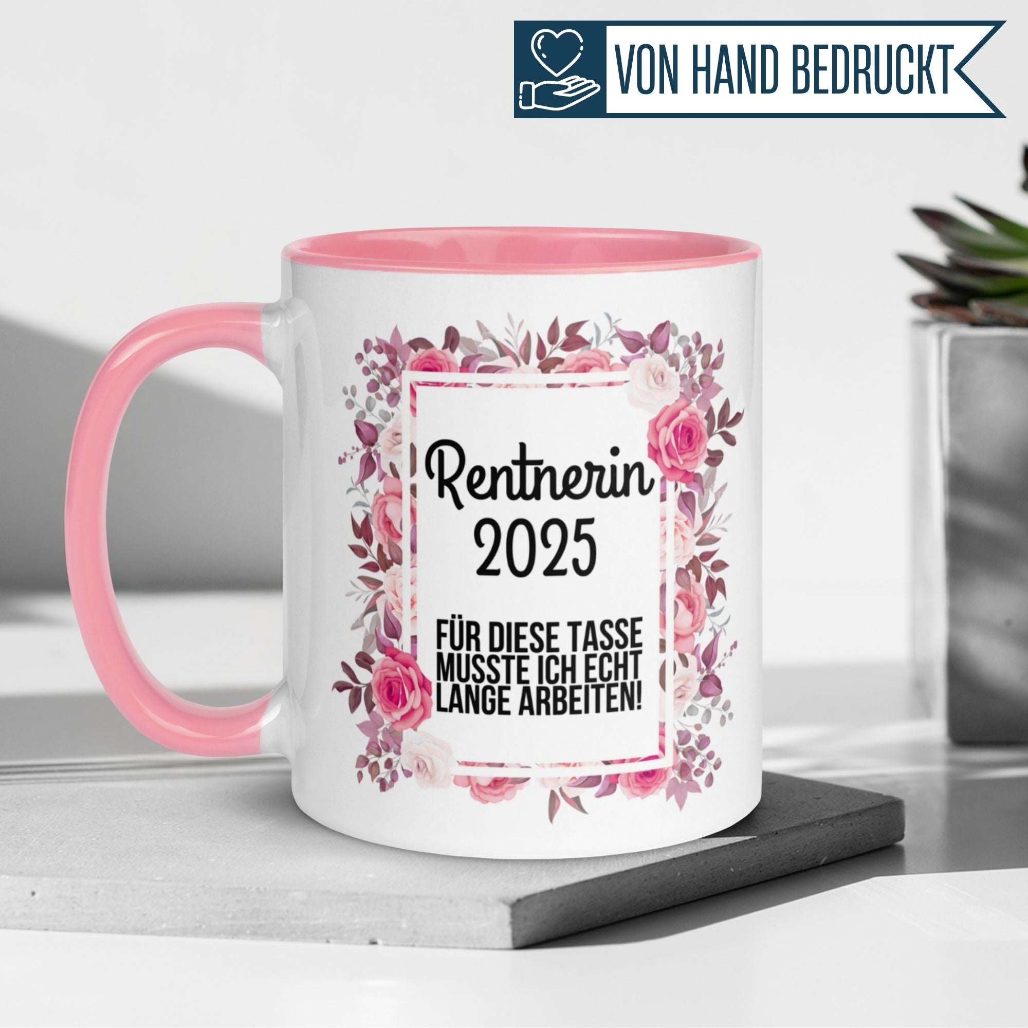 Momentals Tasse für Rentnerin 2025 mit buntem Blumenkranz, ideal als Geschenk zum Renteneintritt.
