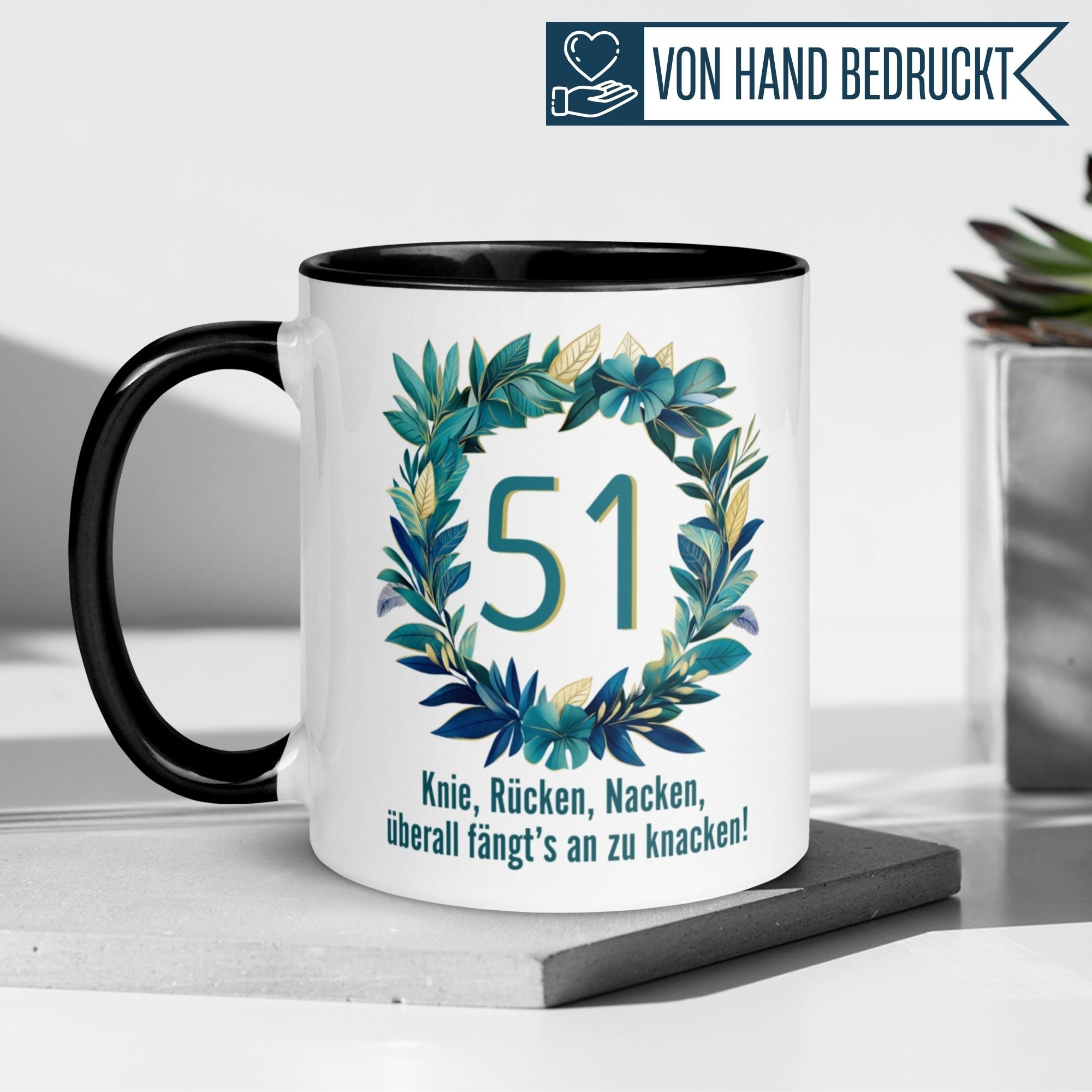 Momentals® Tasse für 51. Geburtstag, mit humorvollem Spruch und Kranz-Design, ideal als Geschenk.