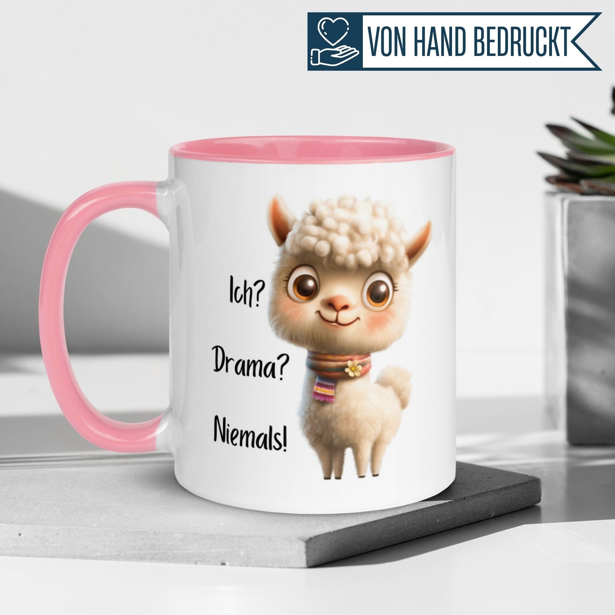 Momentals® Tasse mit Alpaka und Spruch "Ich? Drama? Niemals!" - humorvolles Design für Tierliebhaber.