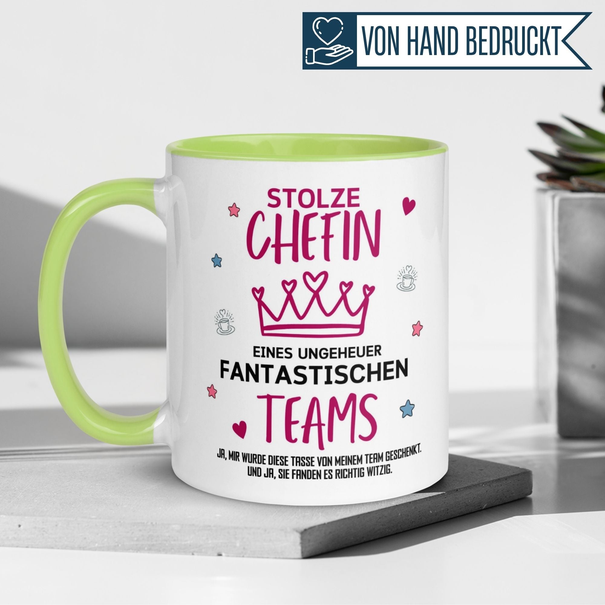 Momentals Tasse für Chefin mit spritzigem Spruch und buntem Design, perfektes Abschiedsgeschenk für Teamleiterinnen.