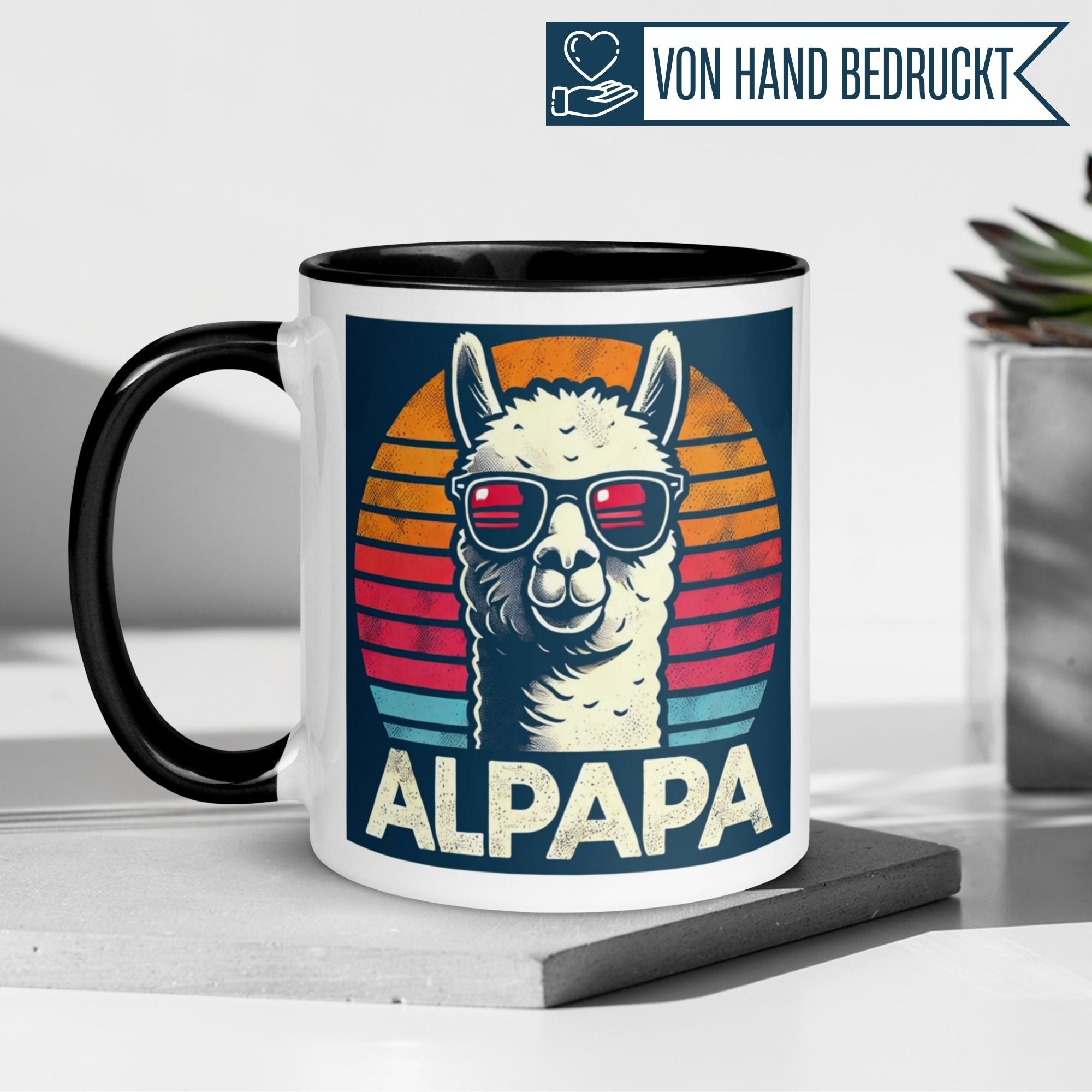 Momentals Tasse mit Alpaka und Spruch 'ALPAPA', humorvoller Retro-Stil mit Sonnenbrille