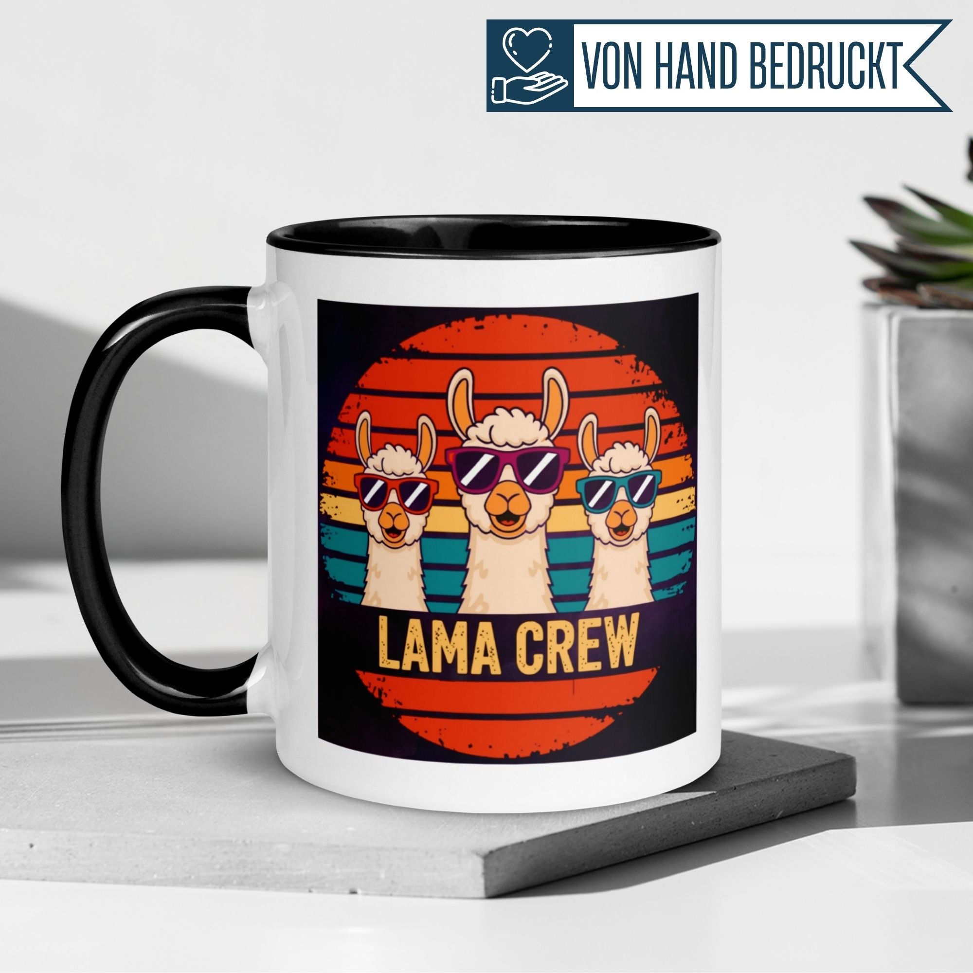 Bunte Tasse mit Lama Crew Motiv, drei Lamas in Sonnenbrillen vor Retro-Hintergrund, humorvoll und stylisch.