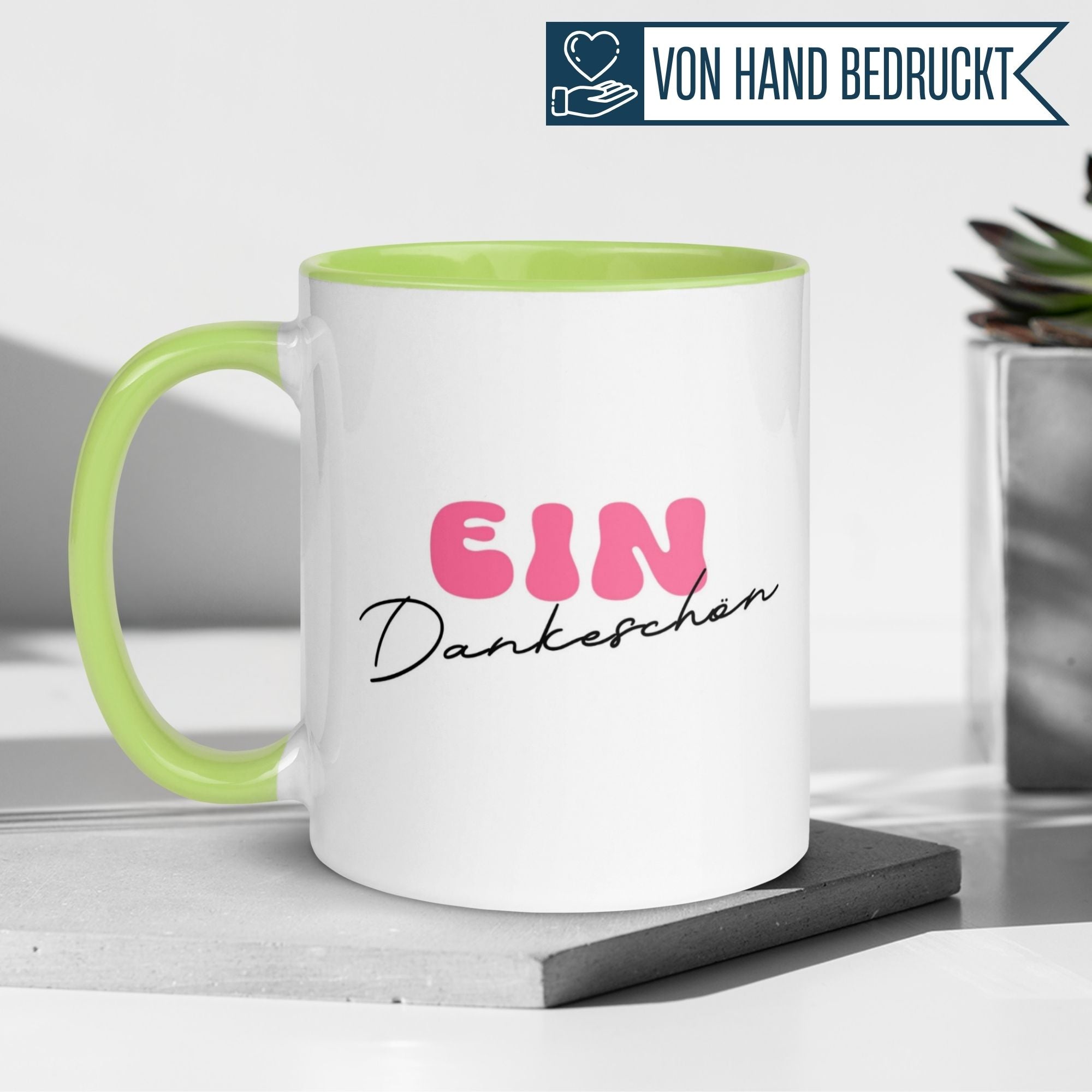 Momentals® Tasse in Grün mit dem Schriftzug 'Ein Dankeschön' für stilvolle Wertschätzung.
