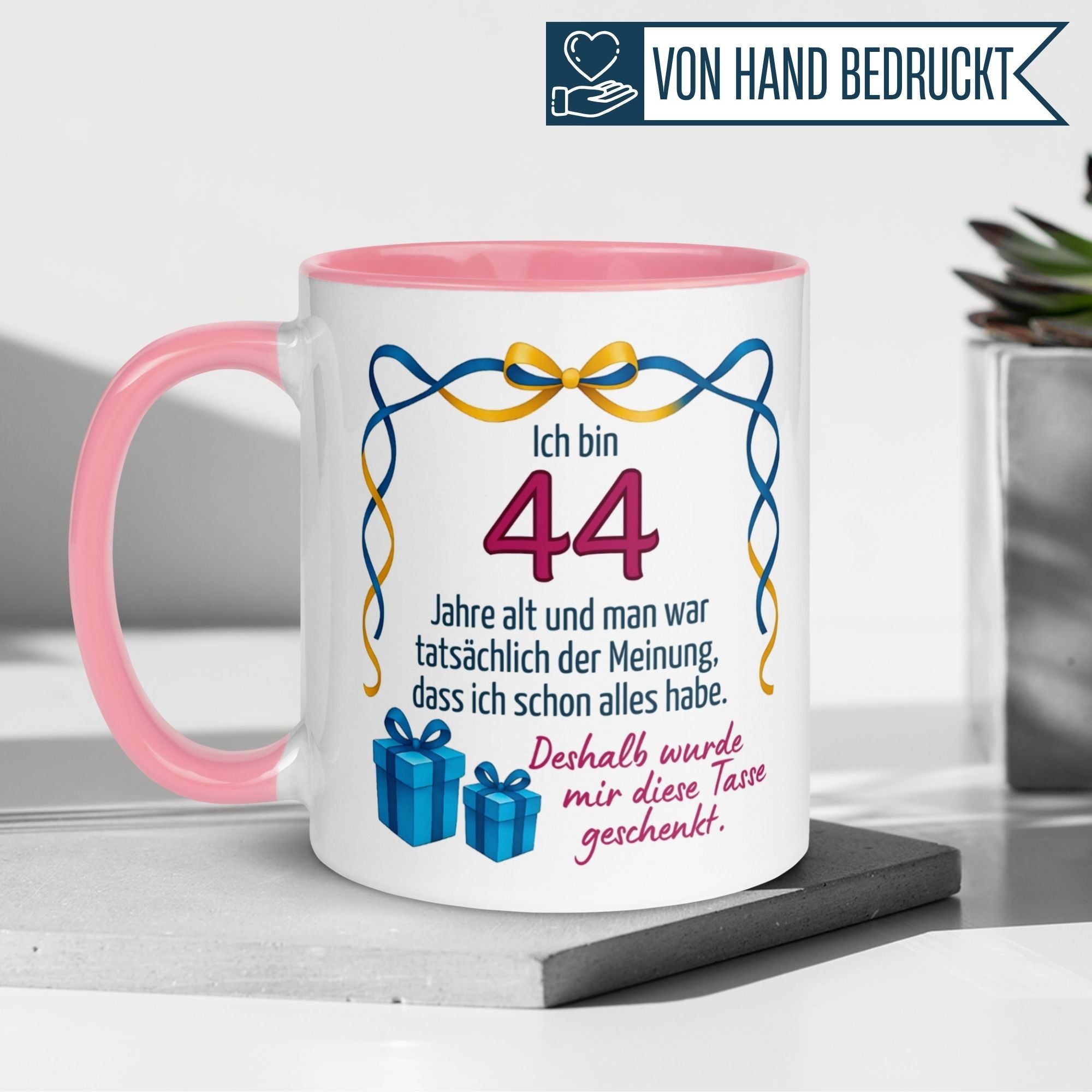 Humorvolle Geburtstagstasse für 44. Geburtstag mit Geschenken und witzigem Spruch.