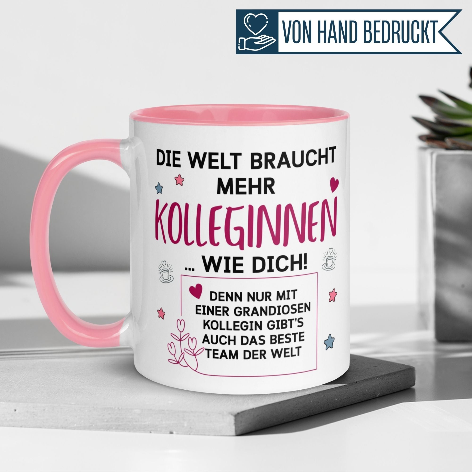 Bunte Tasse mit Spruch für Kolleginnen: "Die Welt braucht mehr Kolleginnen wie dich!"