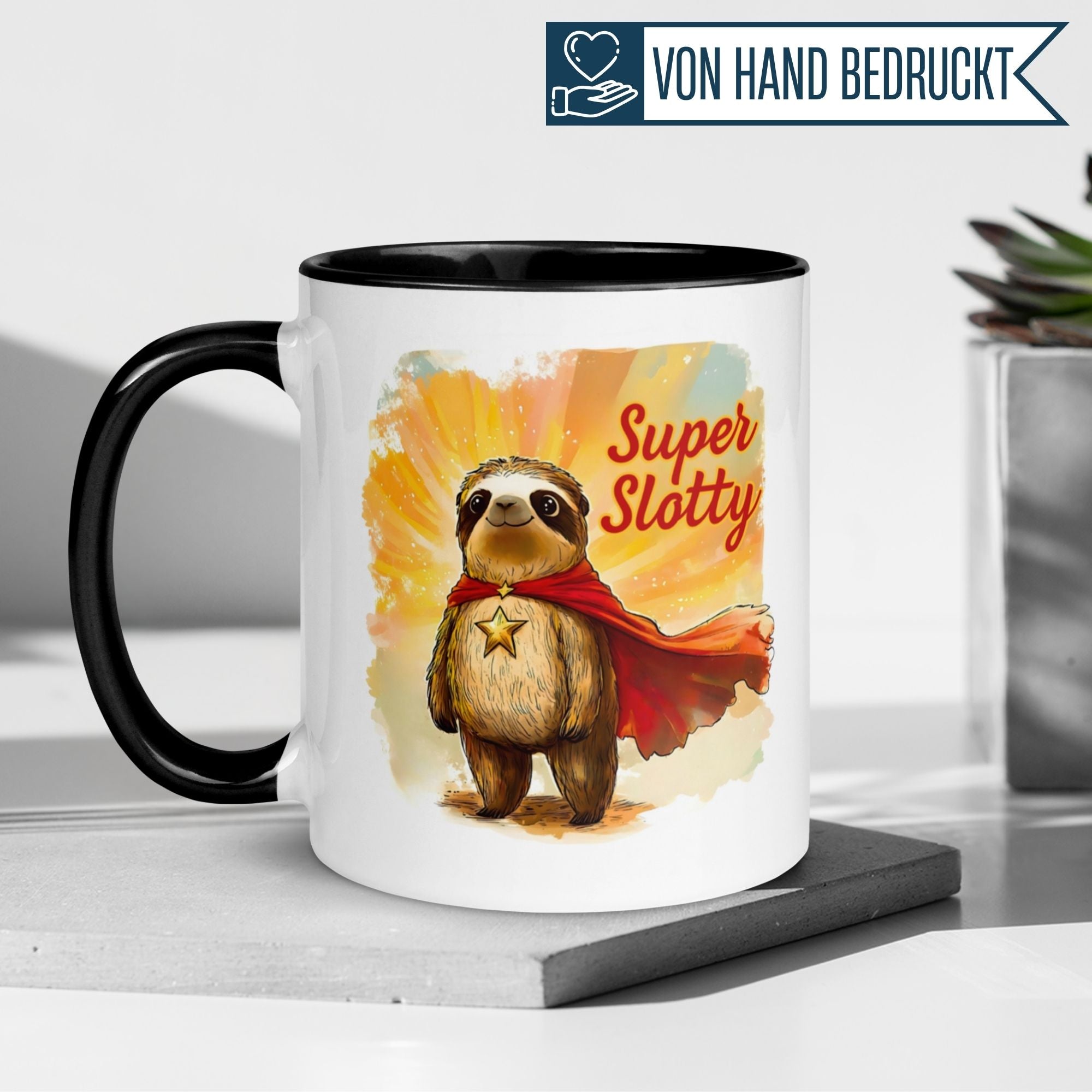 Momentals® Tasse mit witzigem Faultier in Superheldenpose und rotem Umhang: "Super Slotty".