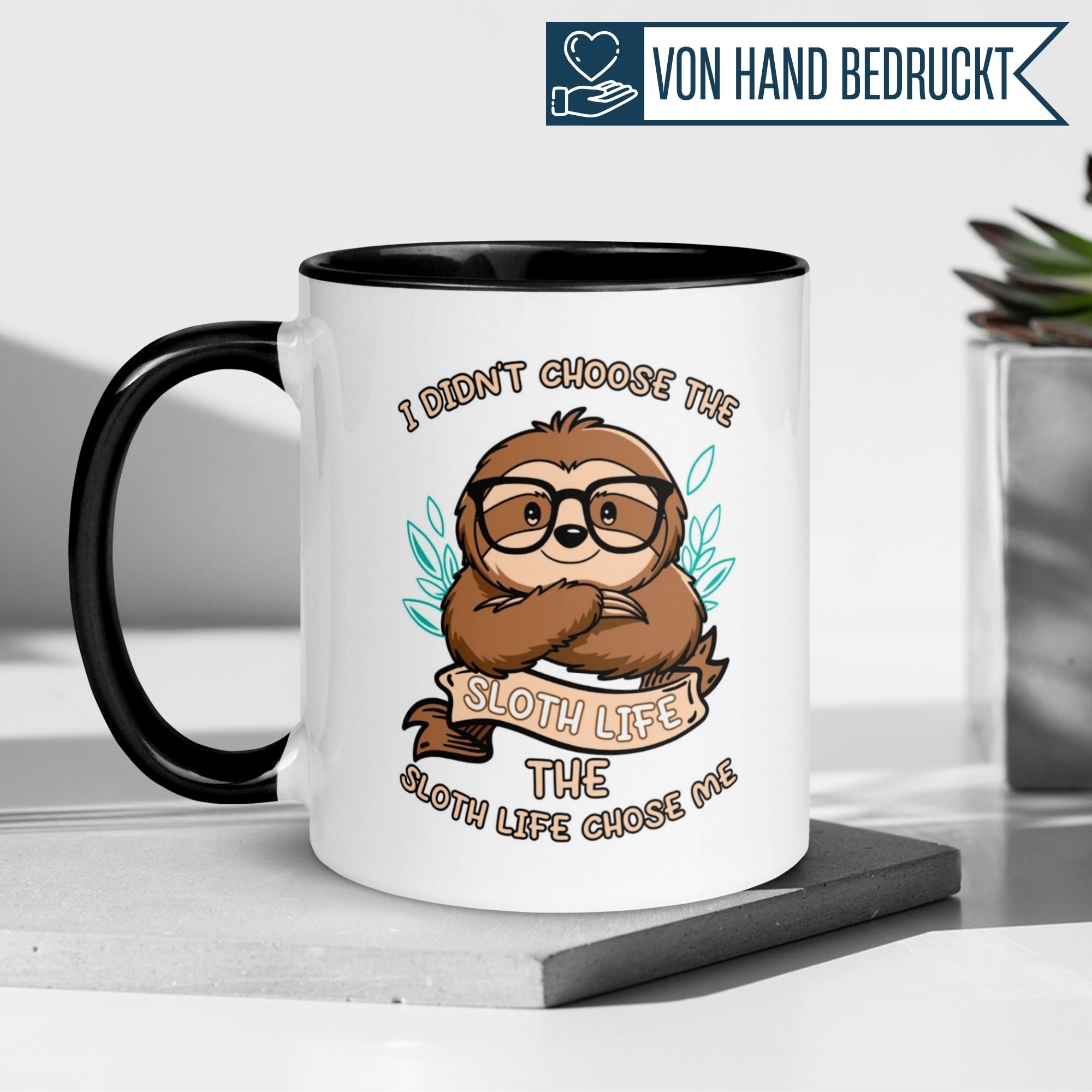Momentals Tasse mit coolen Faultier und Spruch "I didn't choose the sloth life" für entspannte Tierfreunde.