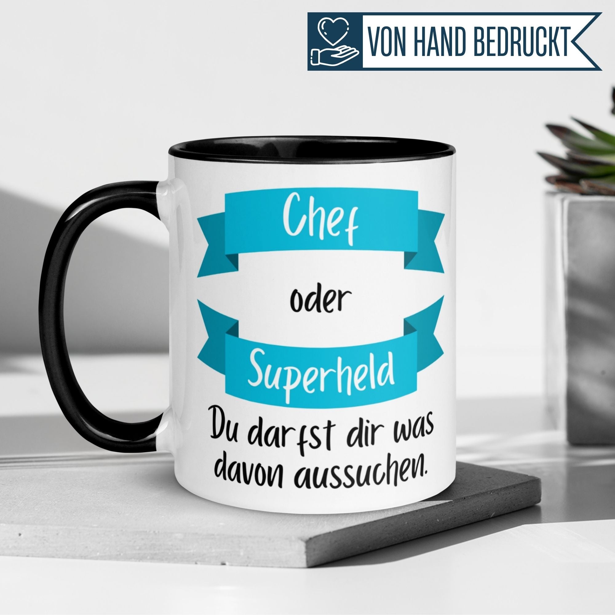 Momentals Tasse mit dem Spruch "Chef oder Superheld – Du darfst dir was davon aussuchen" in blau und schwarz.